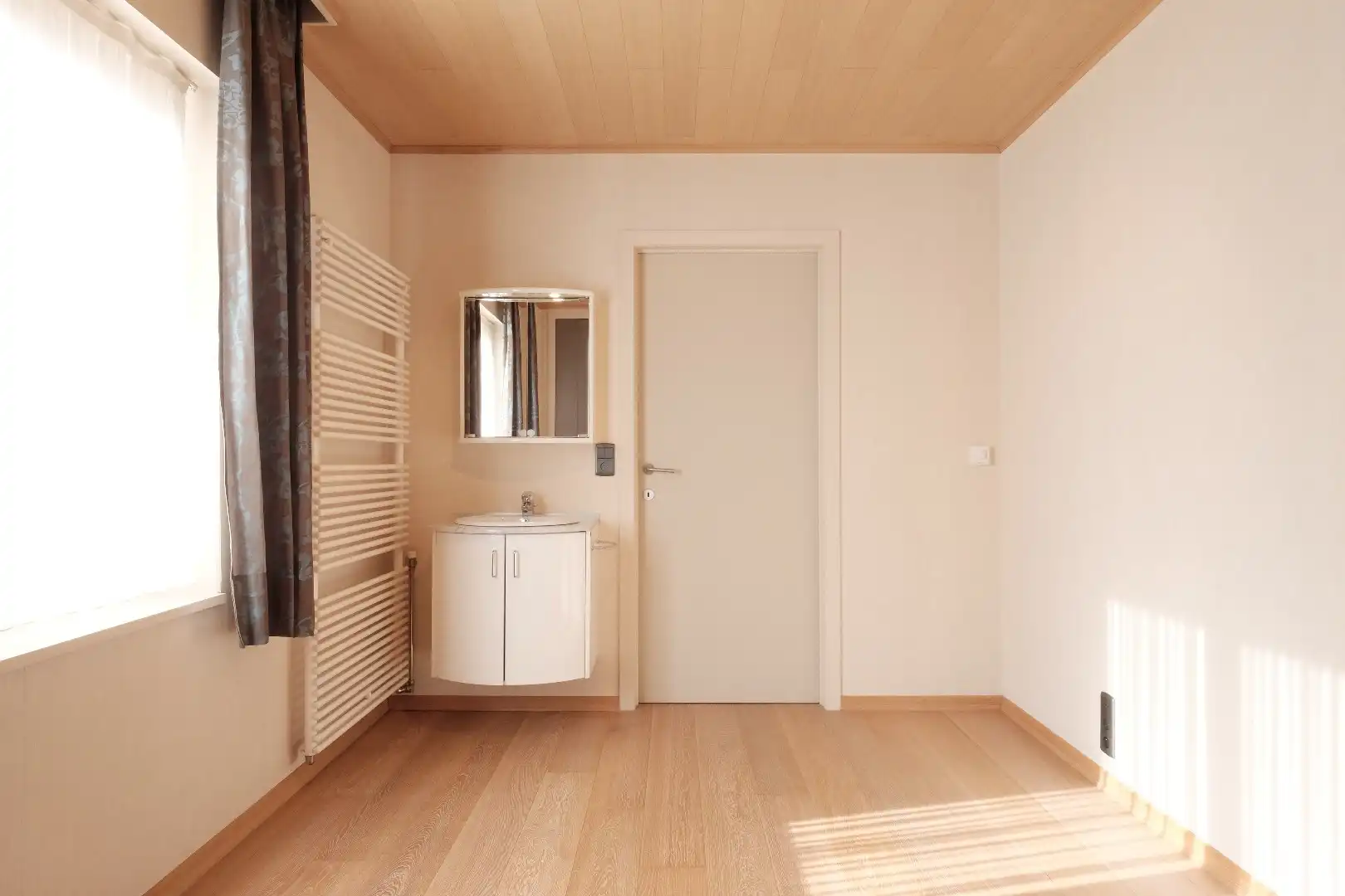 Ruime halfopen woning met 5 slaapkamers, 2 garages en zuidgerichte tuin foto 13