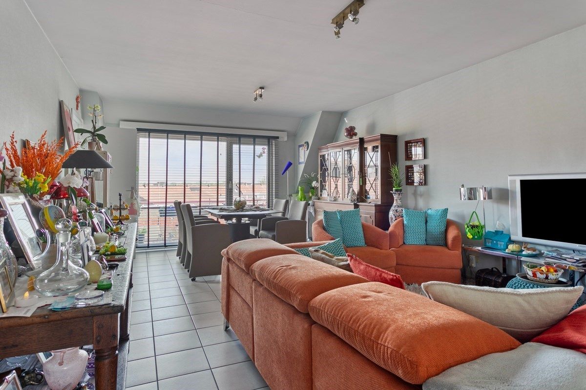 Dakappartement met 2 slaapkamers! foto {{pictureIndex}}