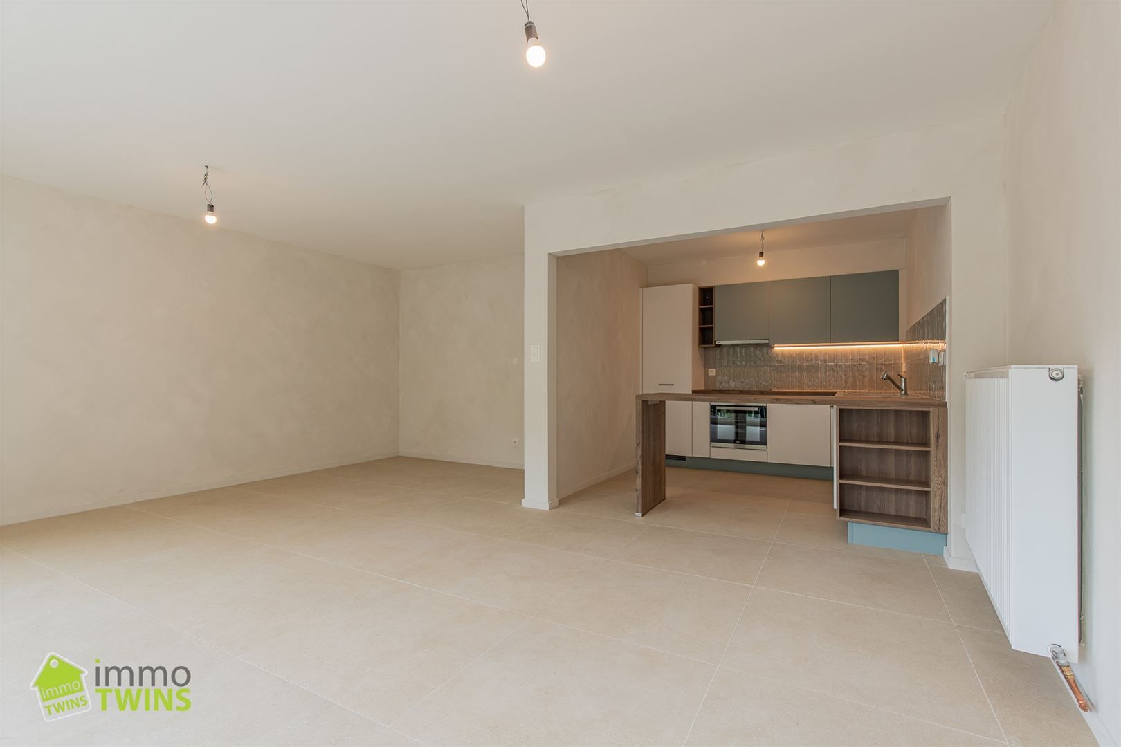 Gerenoveerd (2025) appartement met 2 slpks, terras & garage  foto {{pictureIndex}}