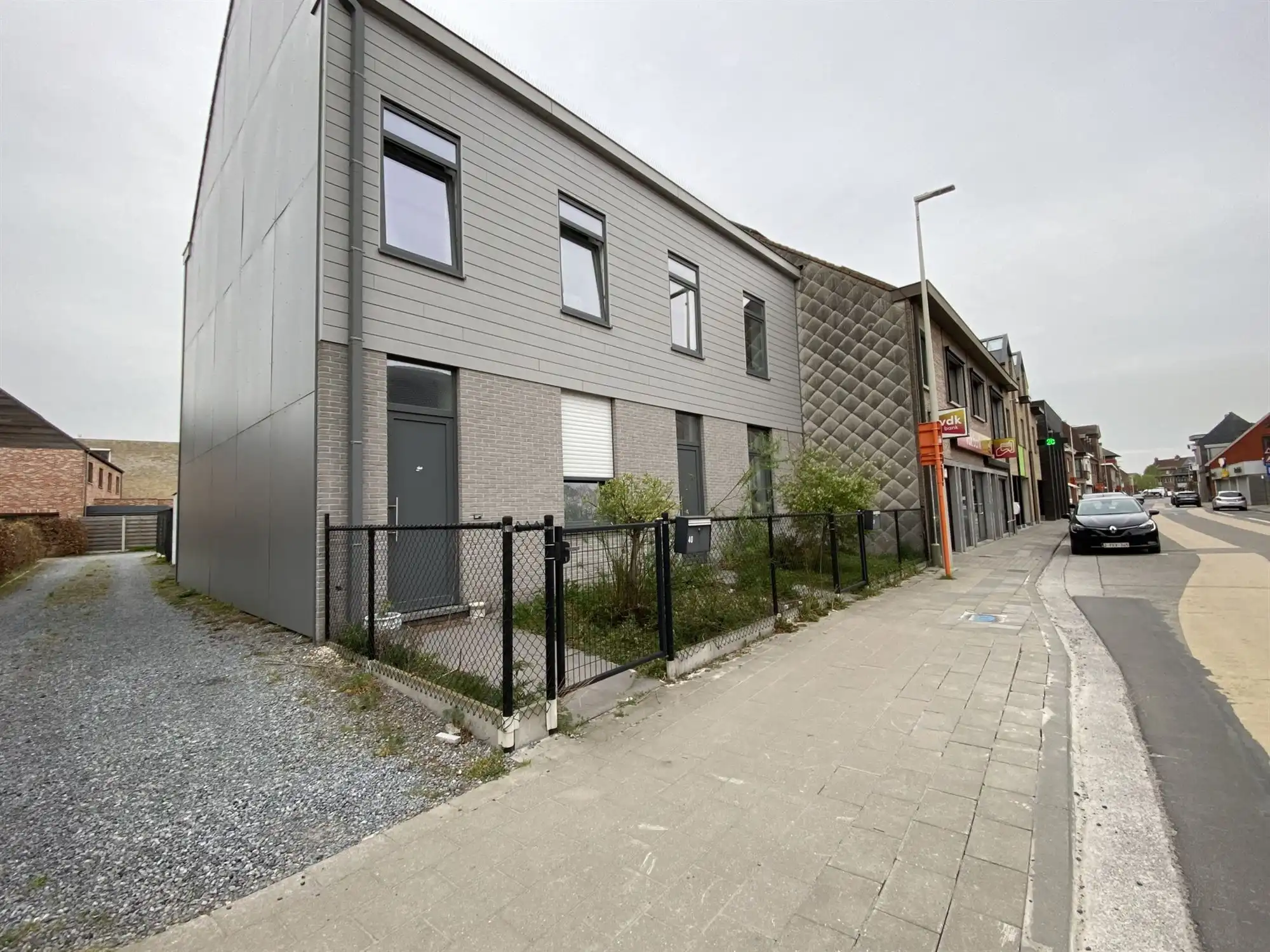 Ruime halfopen bebouwing  met 4 slaapkamers en garage foto 17