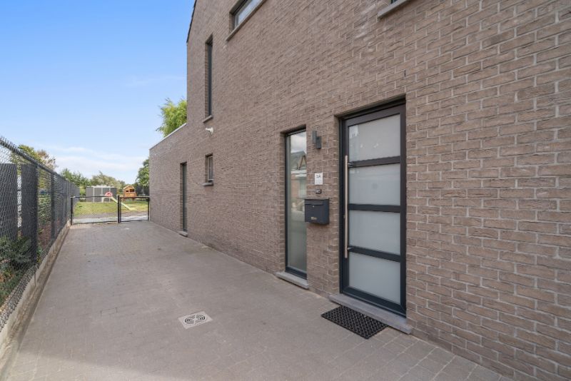 Mooie recente woning met 4 slaapkamers op 410m² foto 2