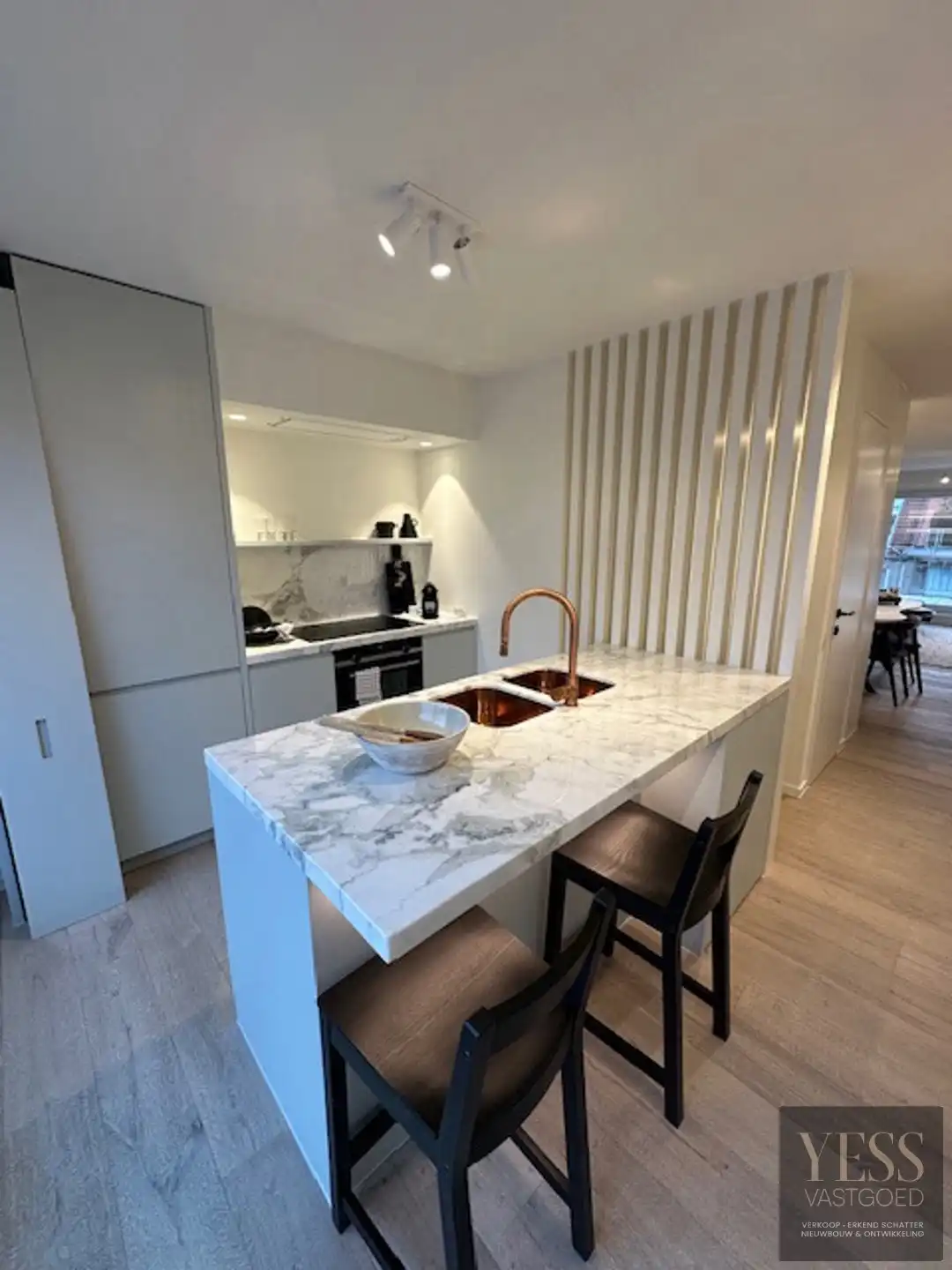 Stijlvol gerenoveerd appartement op een zucht van de zee! foto 10