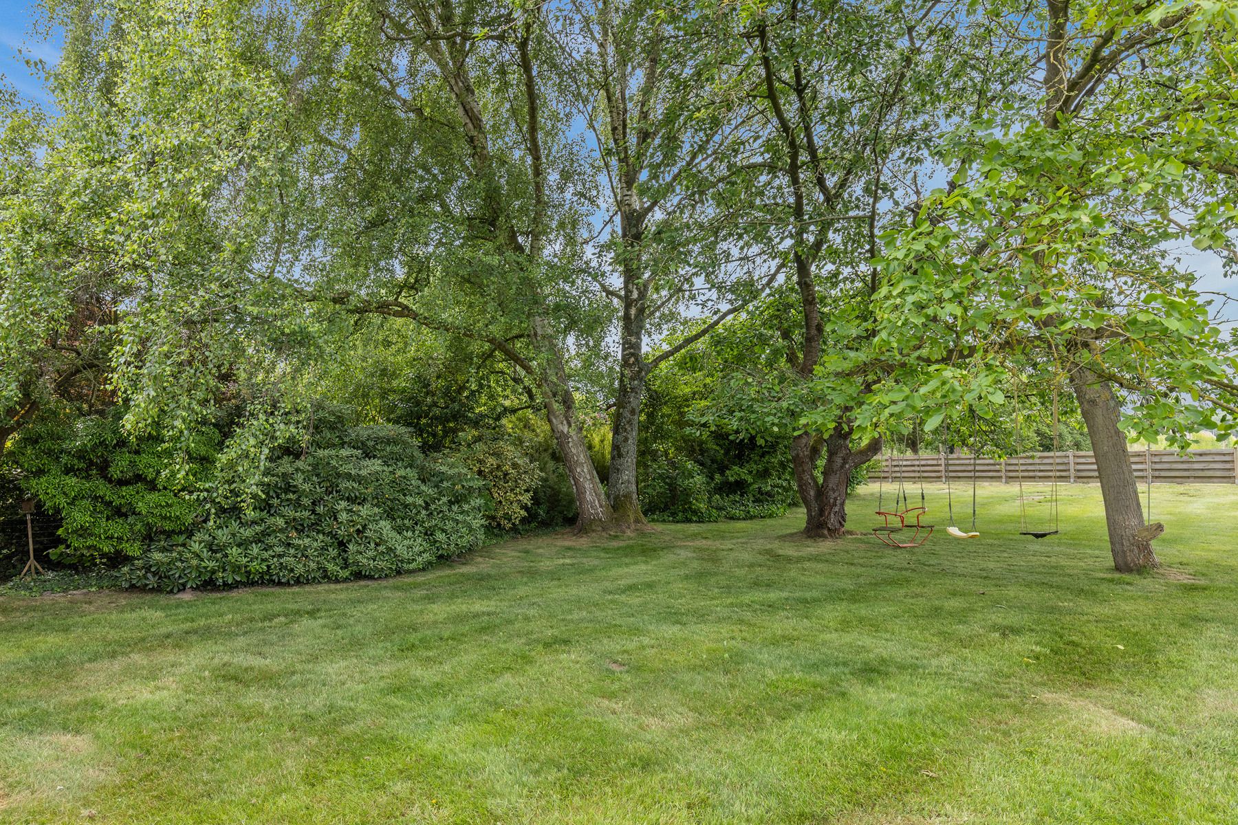 Ruime woning met prachtige tuin in het mooie Schellebelle! foto 7