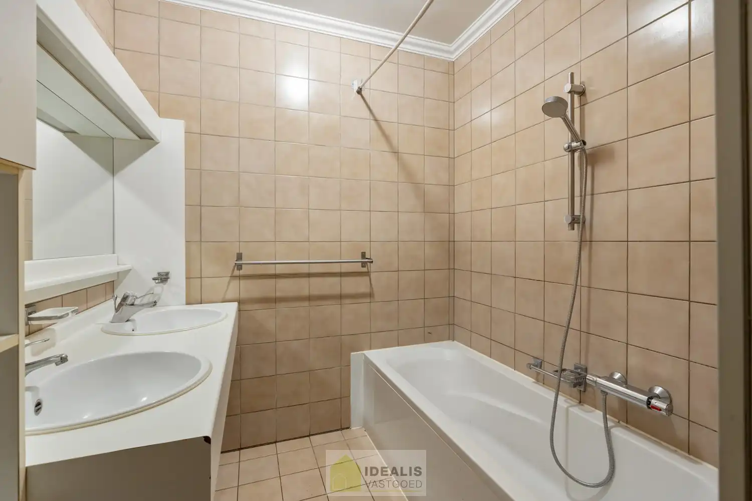 IDEALIS VASTGOED – RUIM APPARTEMENT MET TERRAS VAN CA.35M² EN PRIVATIEVE GARAGE IN HARTJE LOMMEL! Dit ruime appartement met een netto bewoonbare oppervlakte van ca.101m² bevindt zich op de 1e verdieping. Het appartement is vlot bereikbaar via de trappenzaal. Een naar eigen smaak op te frissen, goed ingedeeld en lichtrijk appartement met 2 slaapkamers, ruim terras en privatieve garage met sectionale poort! Zeker het bezoeken waard!! foto 16