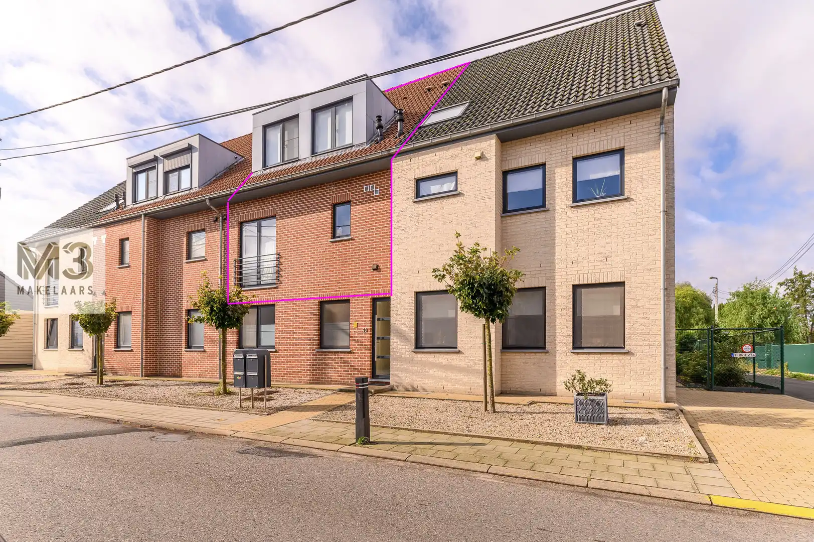 Ruim duplex appartement met terras en plaats voor 2 wagens. foto {{pictureIndex}}
