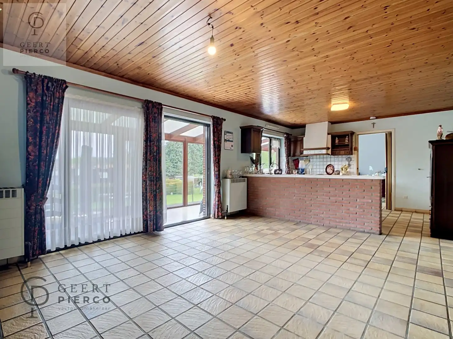 Zeer ruime bungalow gelegen op een uiterst rustig perceel foto 9