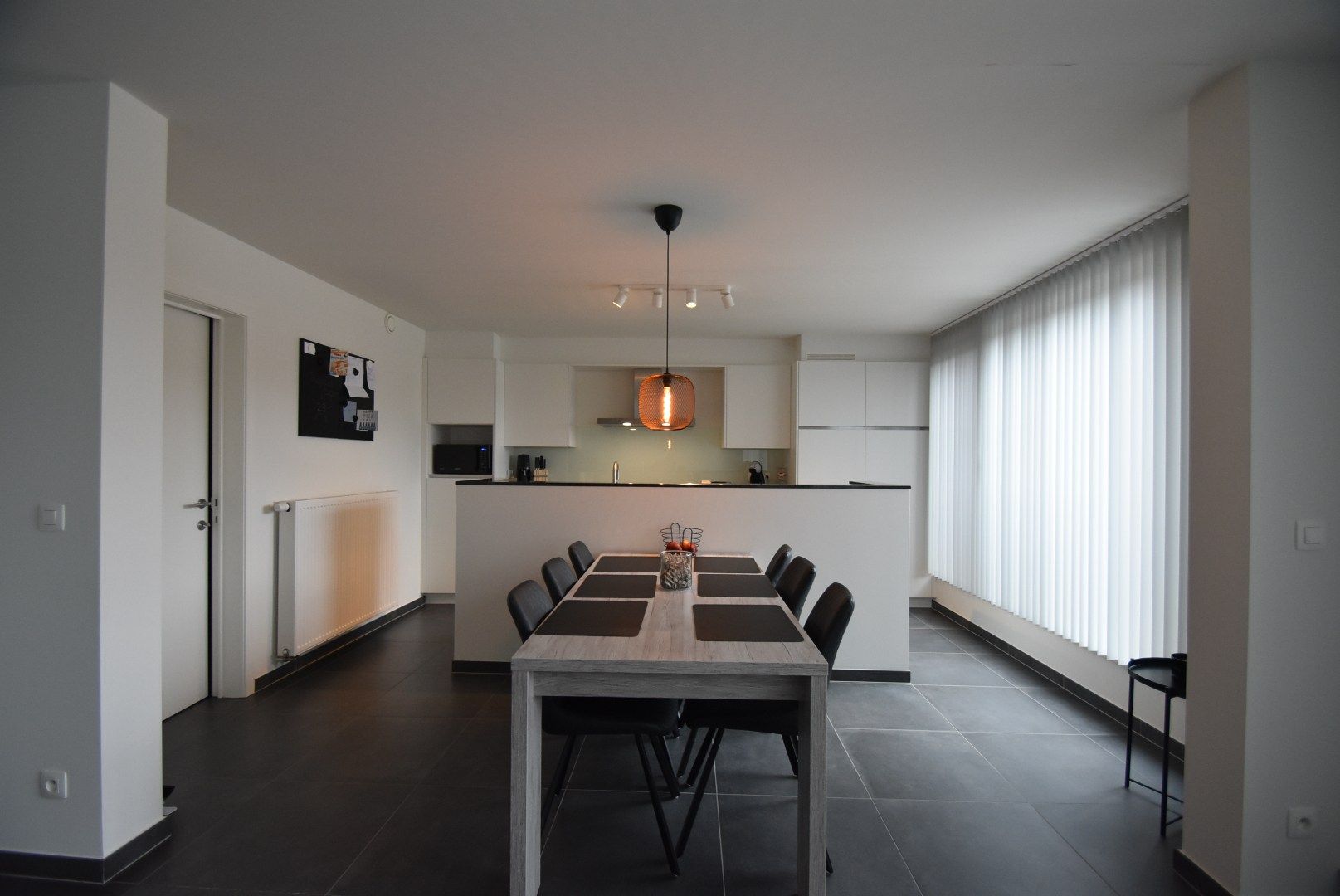 Knap ingericht  en ruim appartement met 2 slaapkamers en groot terras foto 9