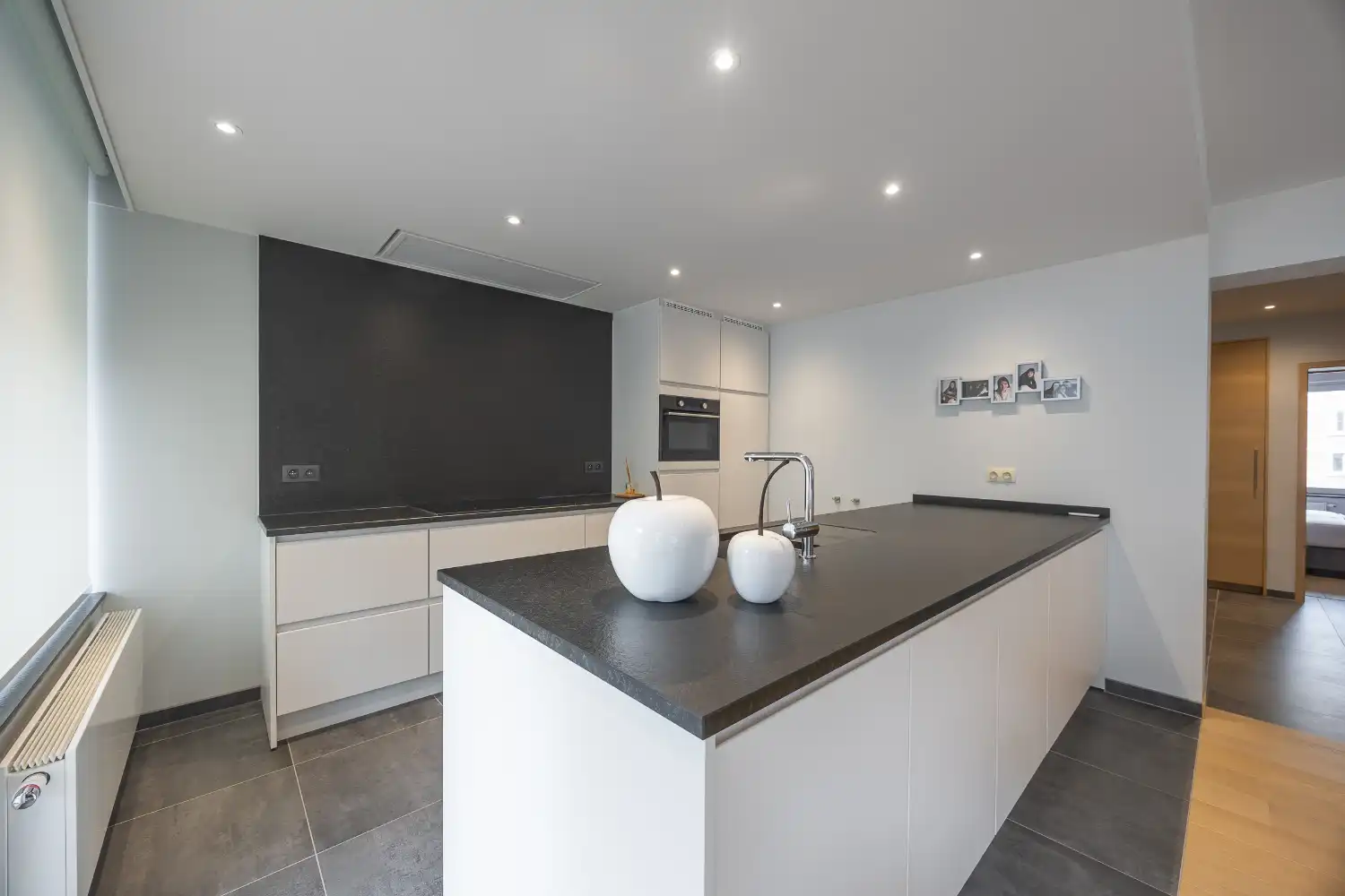 Gerenoveerd 2-slaapkamer appartement met inpandige garage in hartje Oostende foto 9