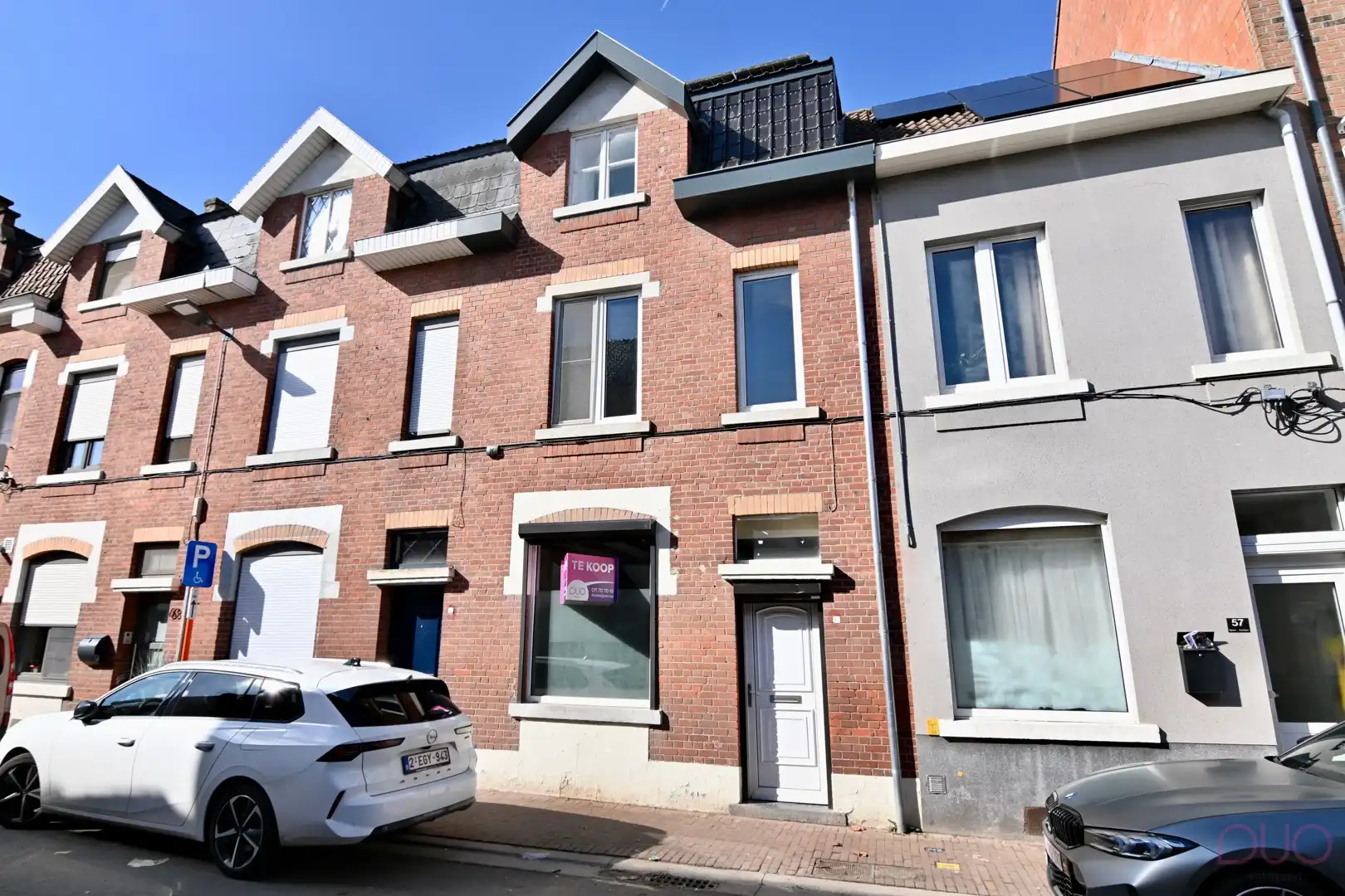 Licht op te frissen woning in hartje Sint-Truiden met 3 slaapkamers en 12x zonnepanelen foto {{pictureIndex}}