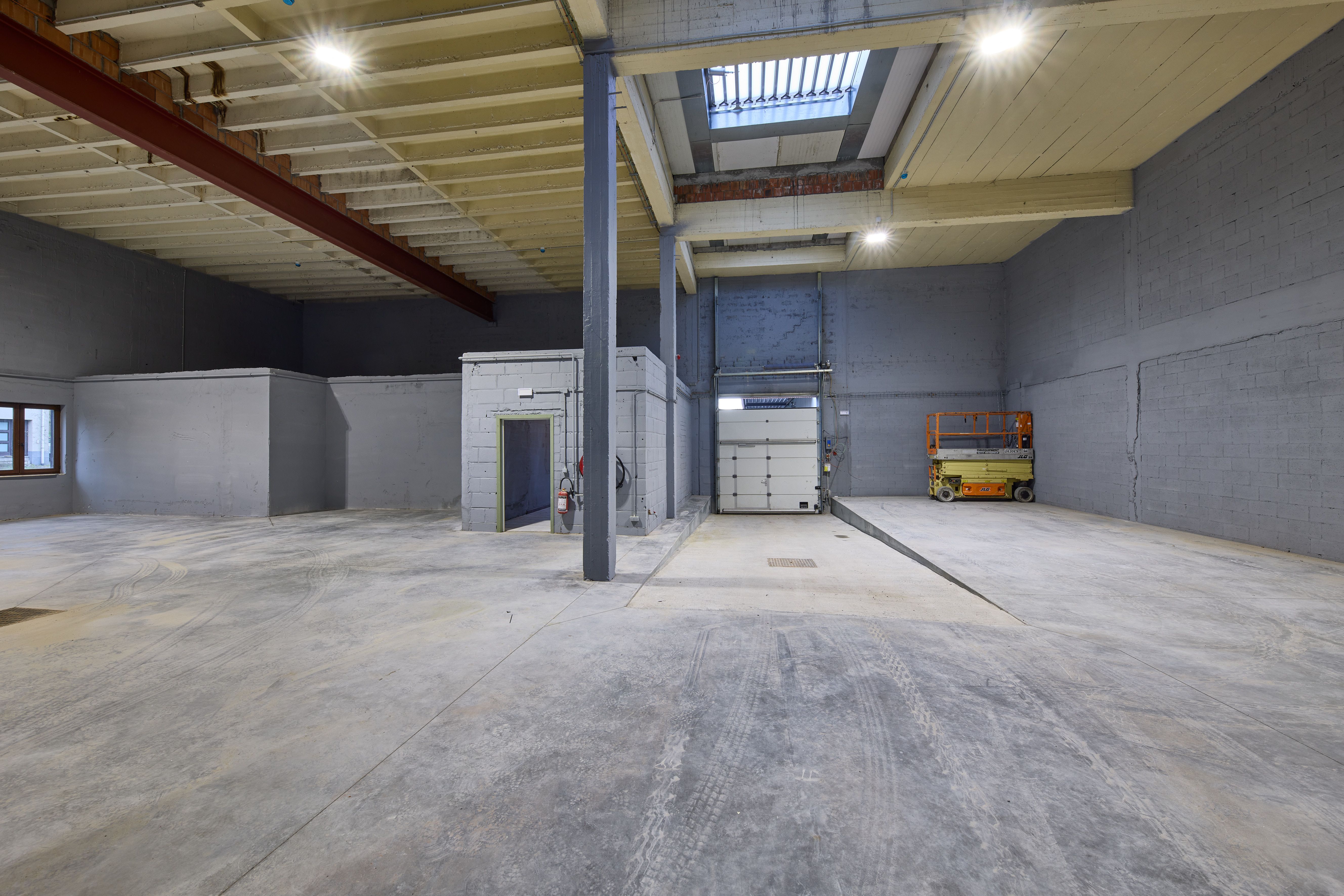 GERENOVEERDE MAGAZIJNUNIT 1200 M2 foto 17