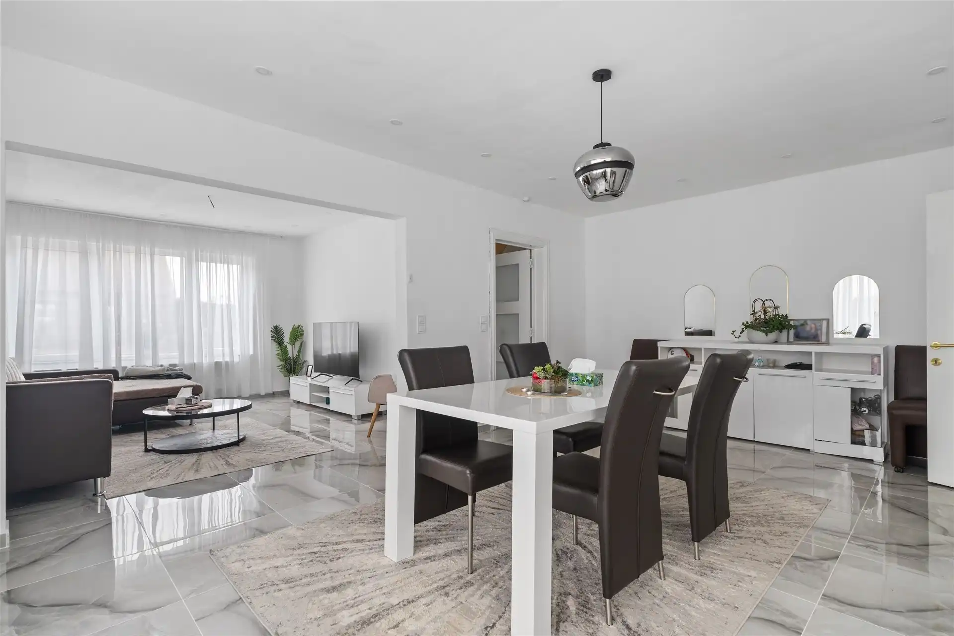 Instapklare, halfopen bebouwing, met 6 slaapkamers, op 329m² grond te Overmere.  foto 2