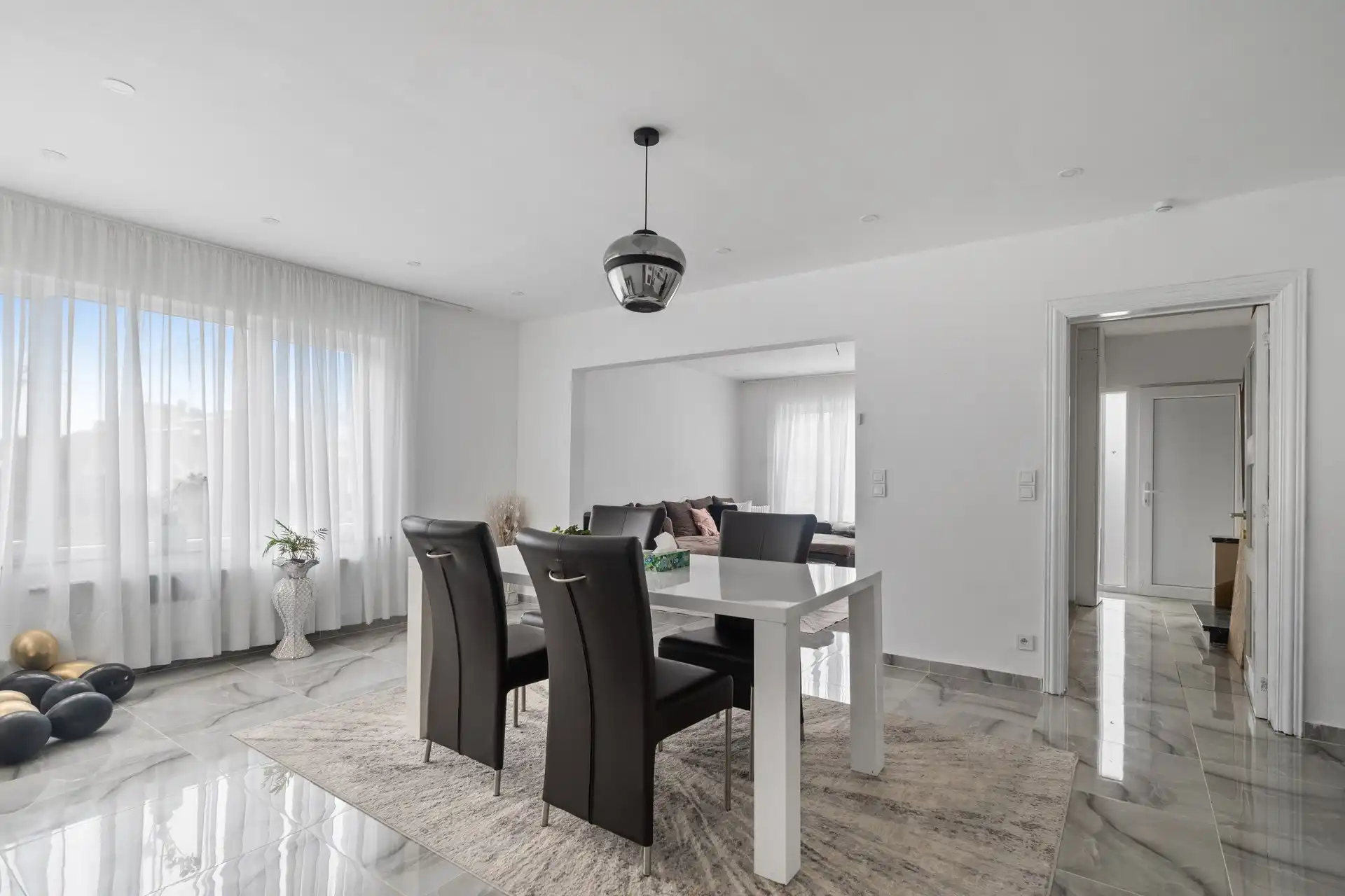 Instapklare, halfopen bebouwing, met 6 slaapkamers, op 329m² grond te Overmere.  foto 2