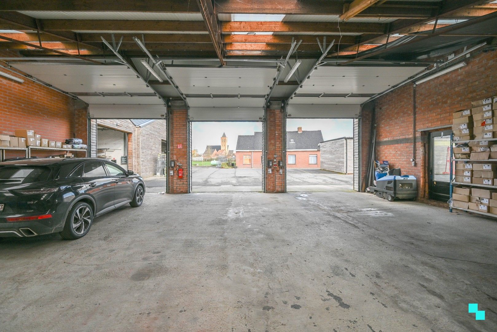 Landelijk gelegen woning met diverse loodsen foto 26