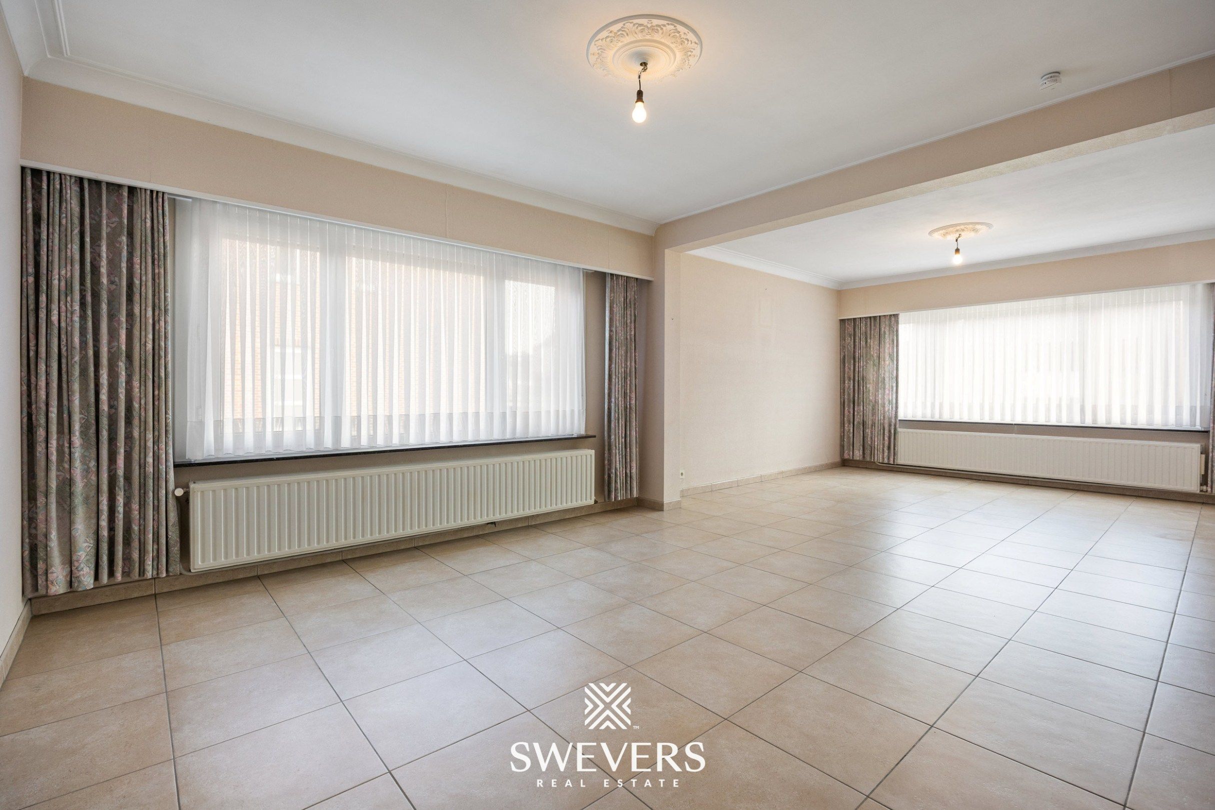 Te renoveren ruime gezinswoning met vijf slaapkamers en uitbreidingsmogelijkheden foto 2