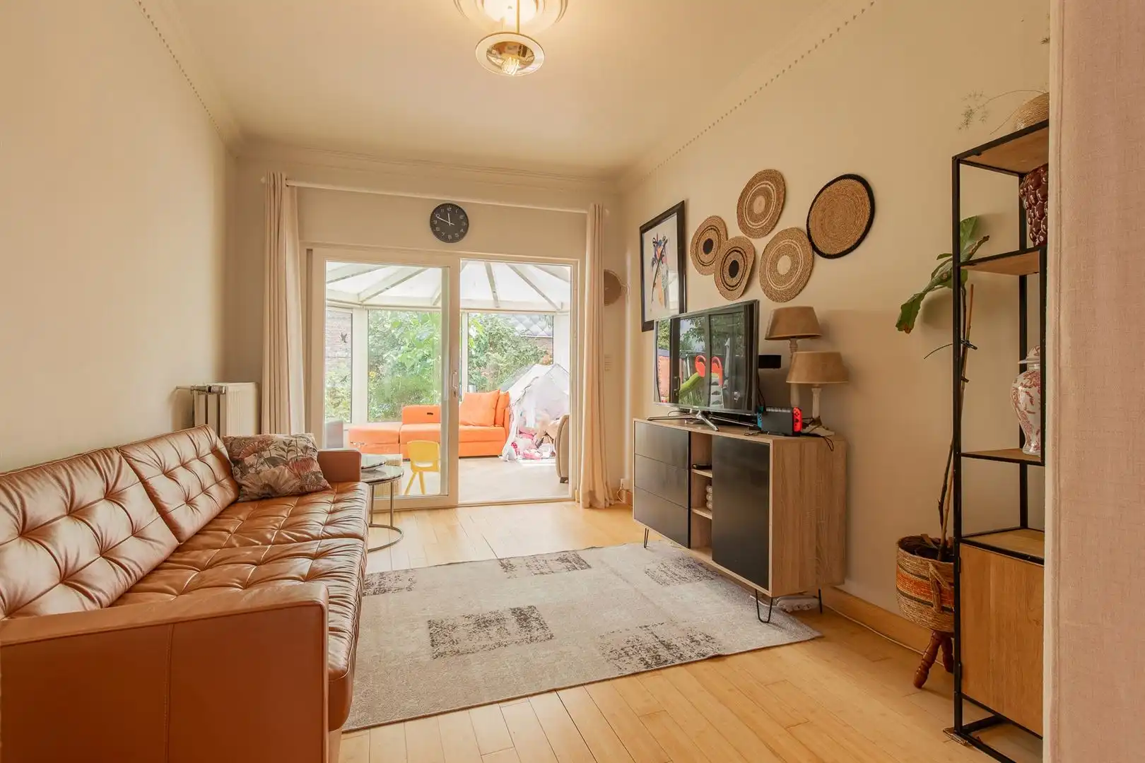 Volledig gerenoveerde woning met zwemvijver en ruime garage foto 5