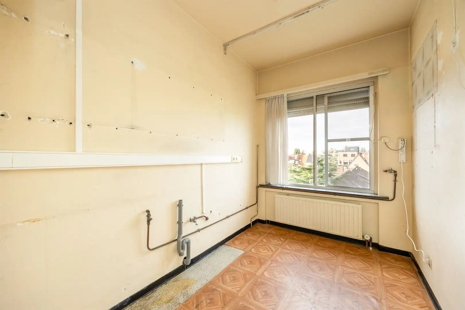 Op te frissen 3-slaapkamerappartement met lift en kelderberging  foto 16