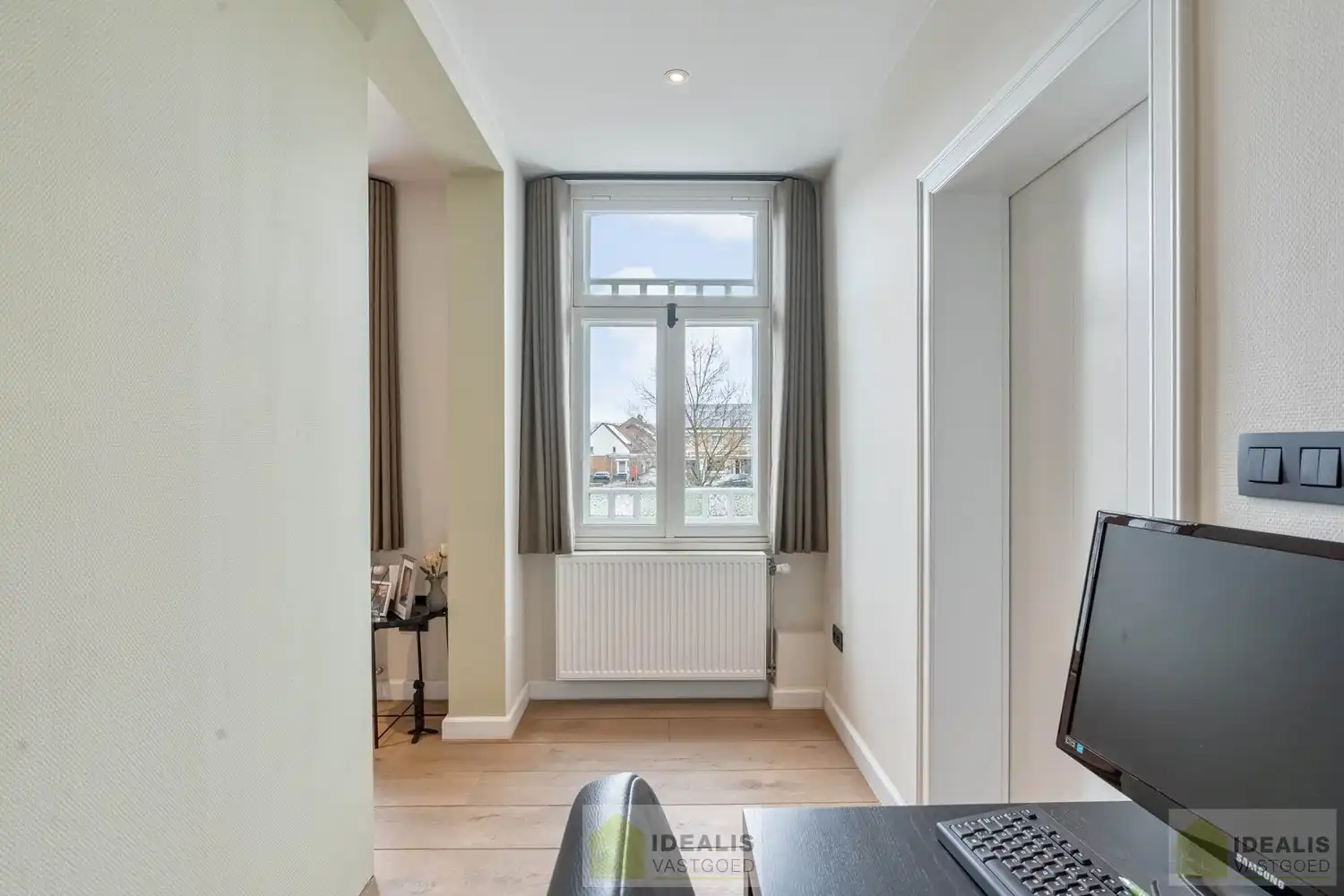 IDEALIS VASTGOED - “Het Brouwershof”, een prachtig pand met een rijke geschiedenis gelegen op het Itterplein op een unieke locatie!! Dit handelspand, een voormalige brasserie, omvat maar liefst ca.420m² bruikbare oppervlakte en is momenteel ingericht als horecazaak met een ruime brasserie met knappe bar, aansluitend volledig uitgeruste keuken, stijlvol ingerichte sigarenkamer, achterliggend een grote feestzaal,  en een ruim afgesloten terras met overdekte lounge. Daarnaast wordt ook het gerenoveerde duplex appartement, gelegen op de 1ste en 2de verdieping van maar liefst ca.155m² bewoonbare oppervlakte en voorzien van een ruime woonkamer met aansluitend keuken, badkamer voorzien van bad en douche, 3 slaapkamers en ruim dakterras aangeboden. Uiterst geschikt voor kandidaten op zoek naar een handelspand met woonst op een toplocatie midden in hartje Opitter, Bree! foto 36