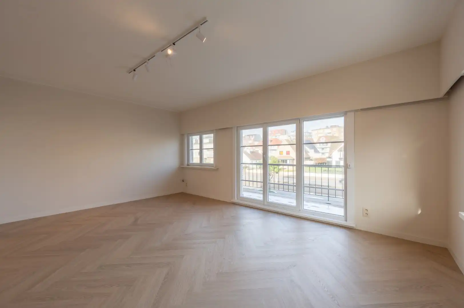 Prachtig lichtrijk hoekappartement te koop in de residentie Tarragonna te Duinbergen, vlak aan Park 58. foto 6