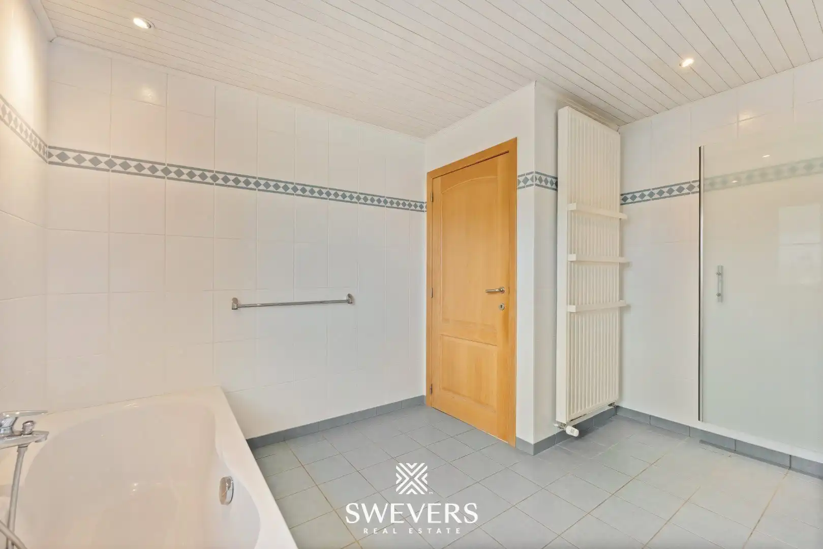 Ruime open bebouwing met nieuwe keuken en veranda foto 22