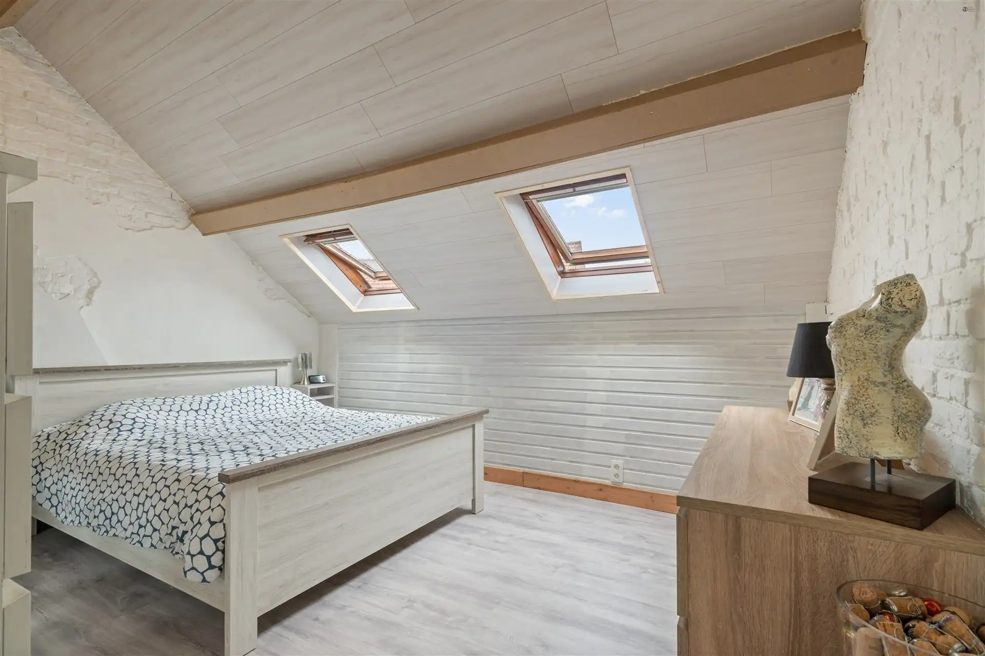 verzorgde woning met brede oprit en garage foto 9