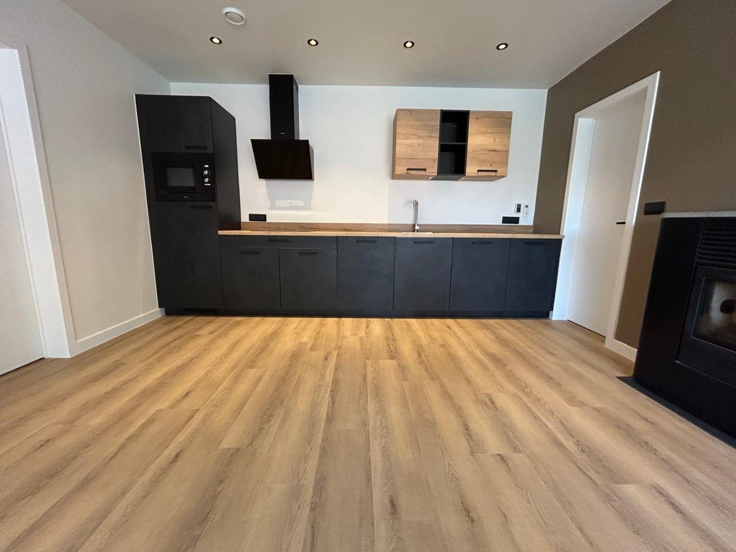 PRACHTIG GERENOVEERDE WONING MET 1 SLAAPKAMER EN GARAGE IN HARTJE DENTERGEM foto 3