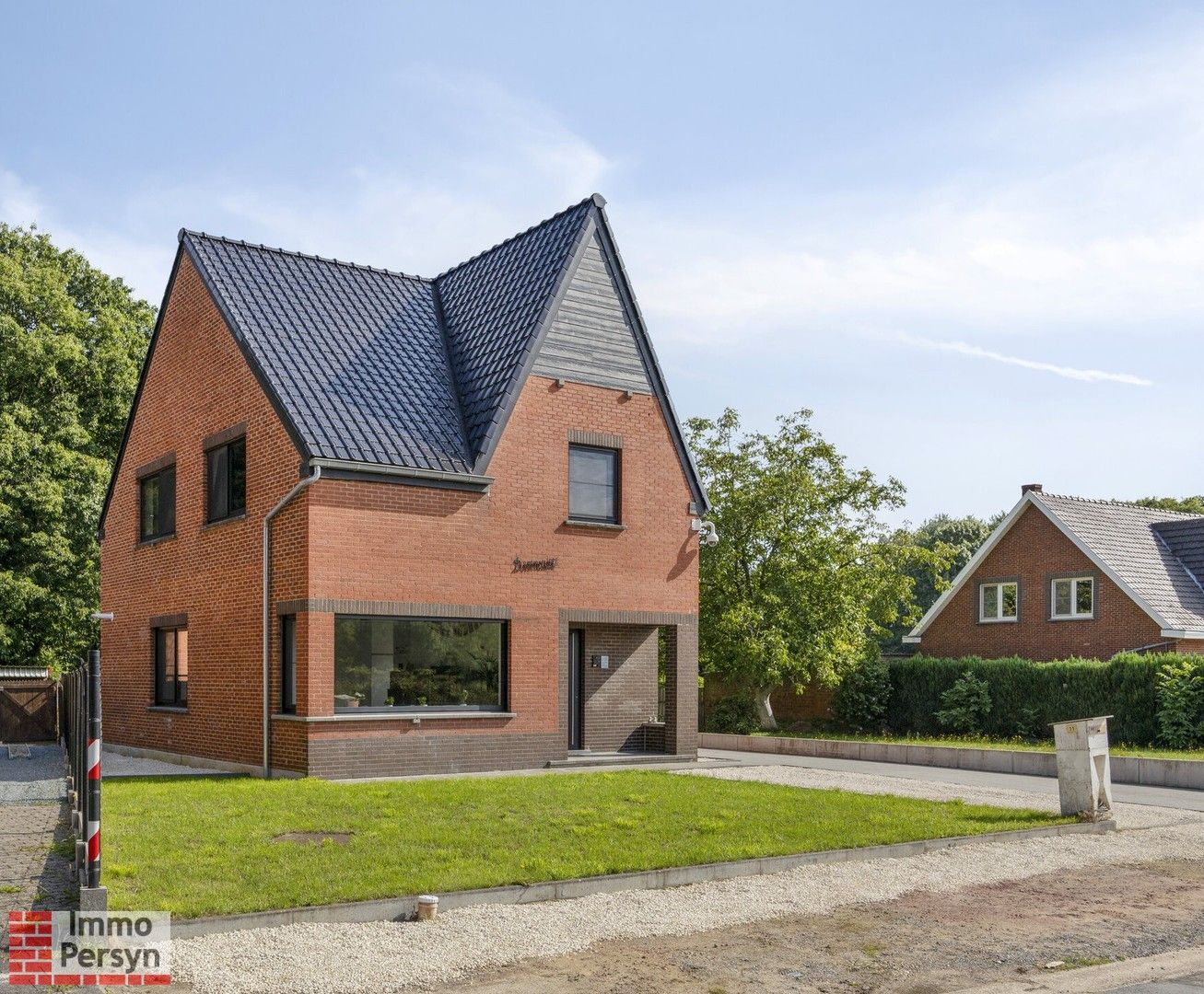Instapklare en volledig gerenoveerde woning met 3 slpk en garage foto 2