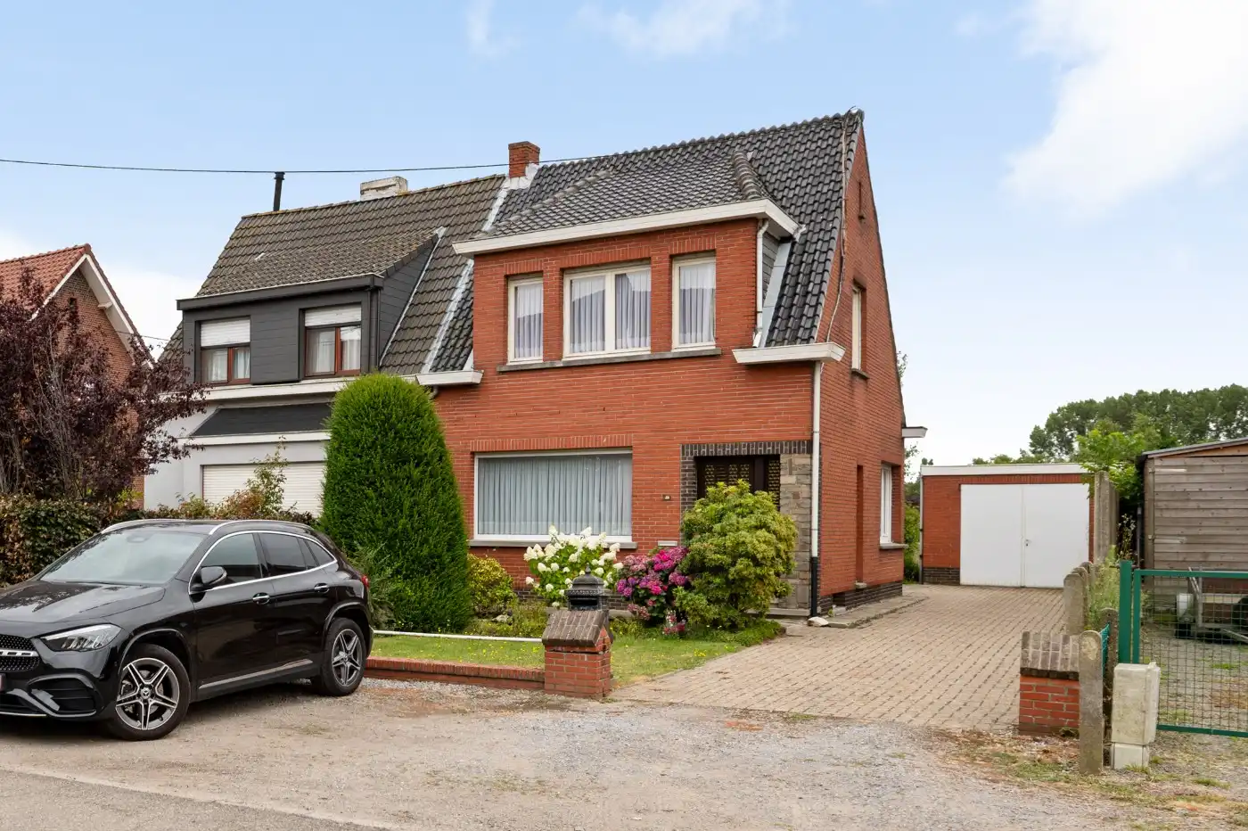 Hoofdfoto van de publicatie: Te renoveren HOB met 3 slpk., ruime tuin én garage