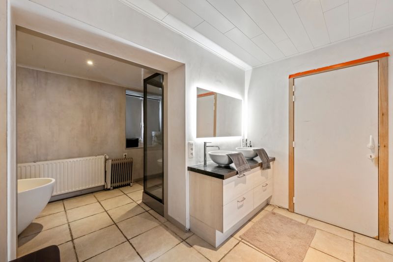 Staden. RUIME LANDELIJKE VILLA MET POTENTIEEL + loods van 435 m2 + loods van 515 m2 . Totaal perceel met tuinen en vijver = +/- 9000m2. Ideaal opbrengsteigendom en eigen gebruik. foto 11