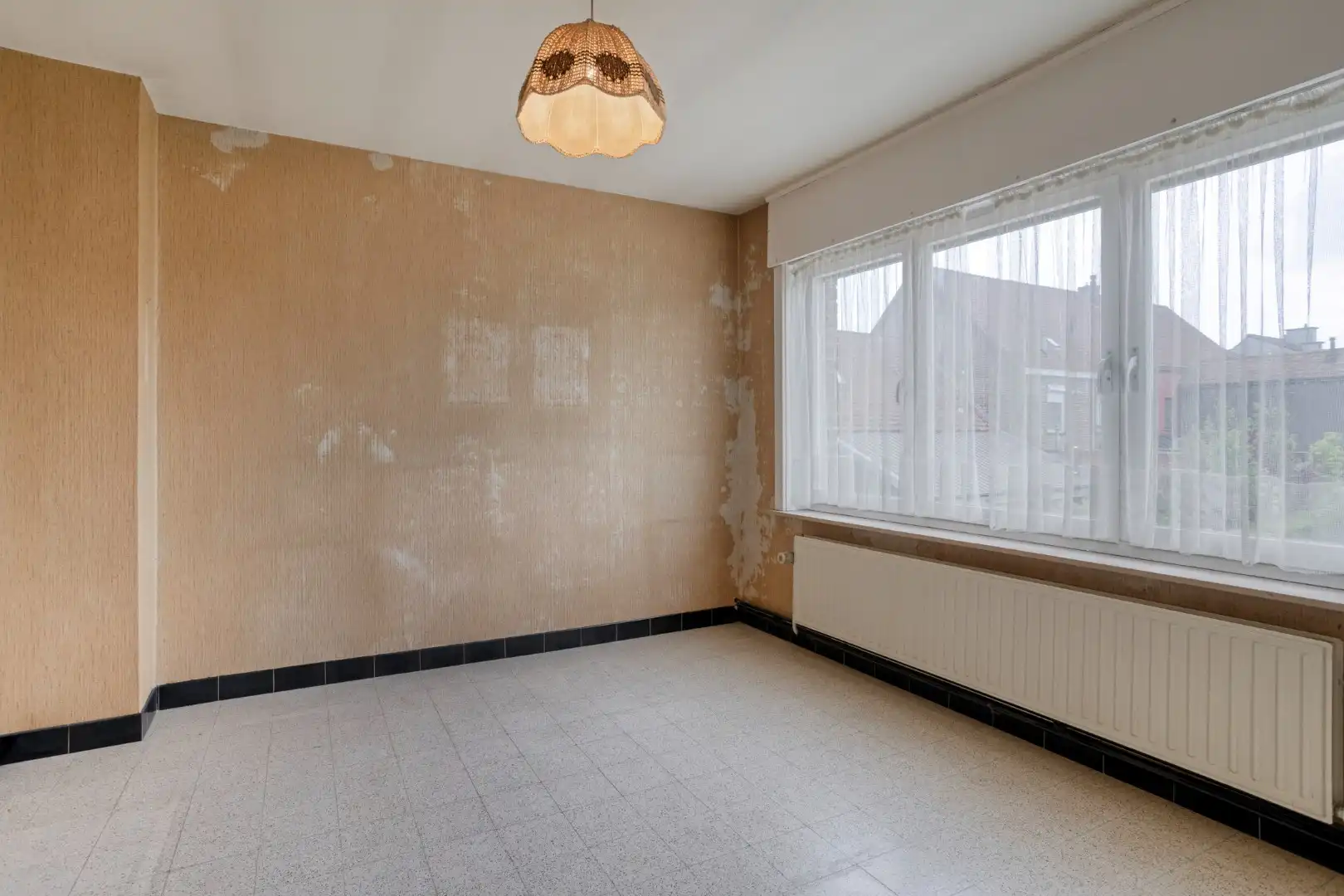 Te renoveren woning met garage en tuin in het centrum van Wevelgem! foto 13