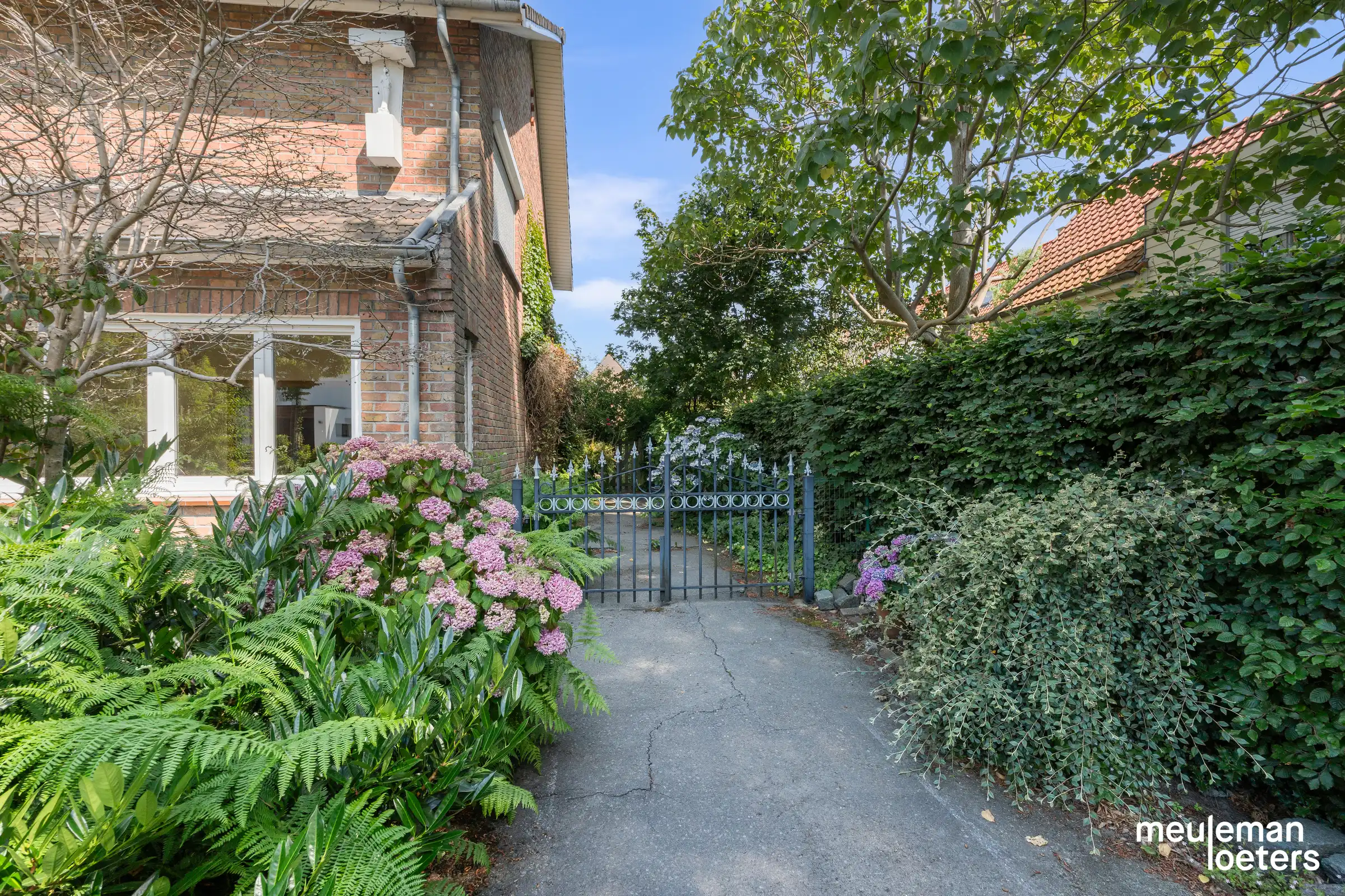 Interessante halfopen woning met veel potentieel te Sint-Michiels (Brugge) foto 5