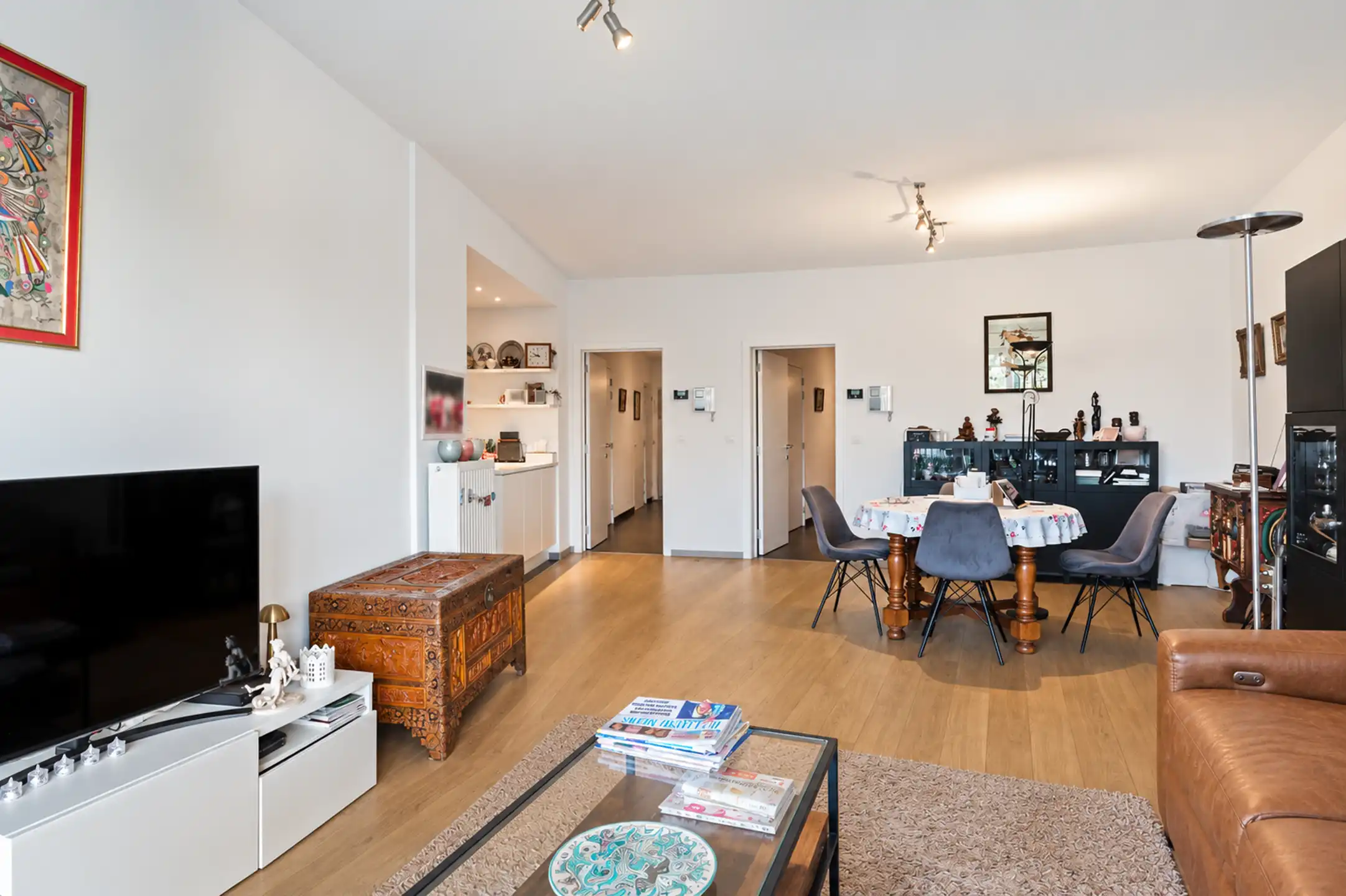 Recent twee-slaapkamer appartement met terras en garage foto 9