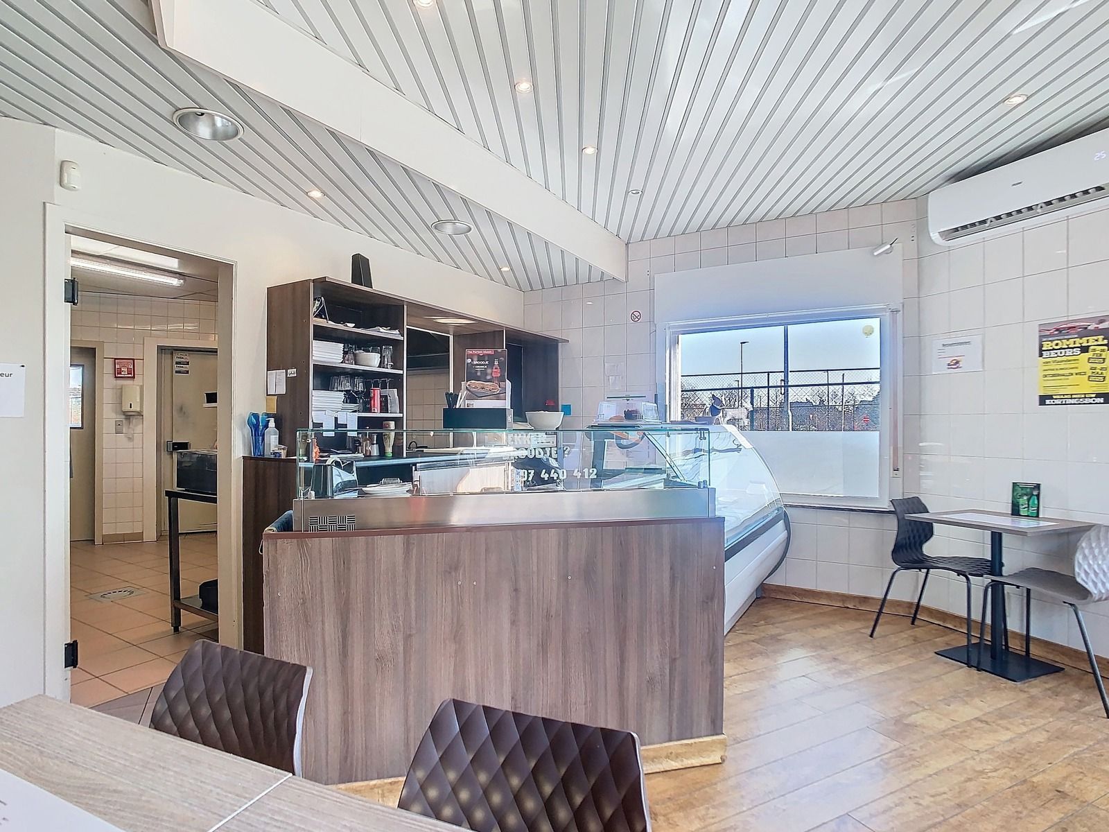 Centraal gelegen, Ruim Handelspand MET 2-SLPK Appartement! foto 3