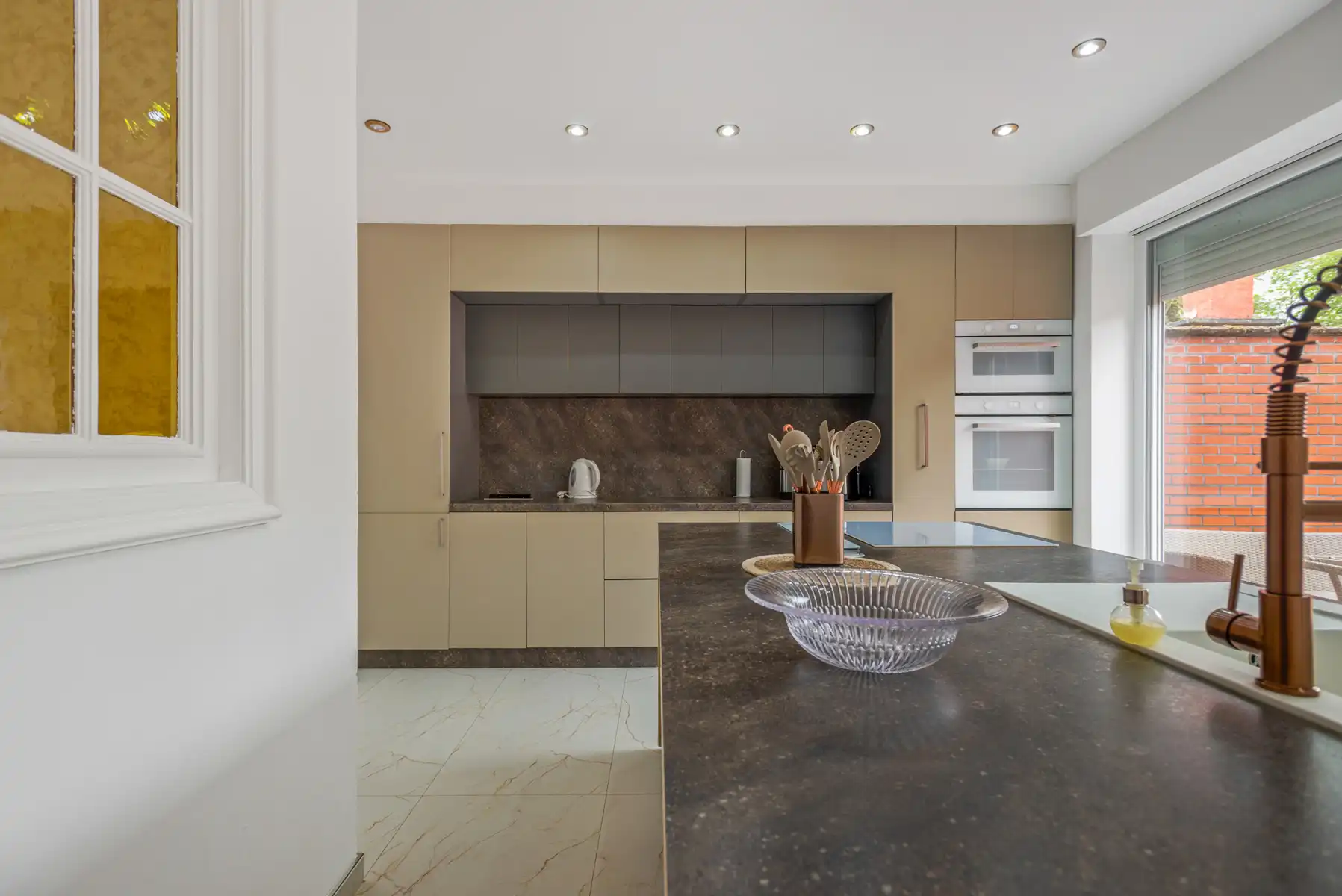 Uniek handelspand mét gerenoveerde woonst in het hart van Boom foto 2