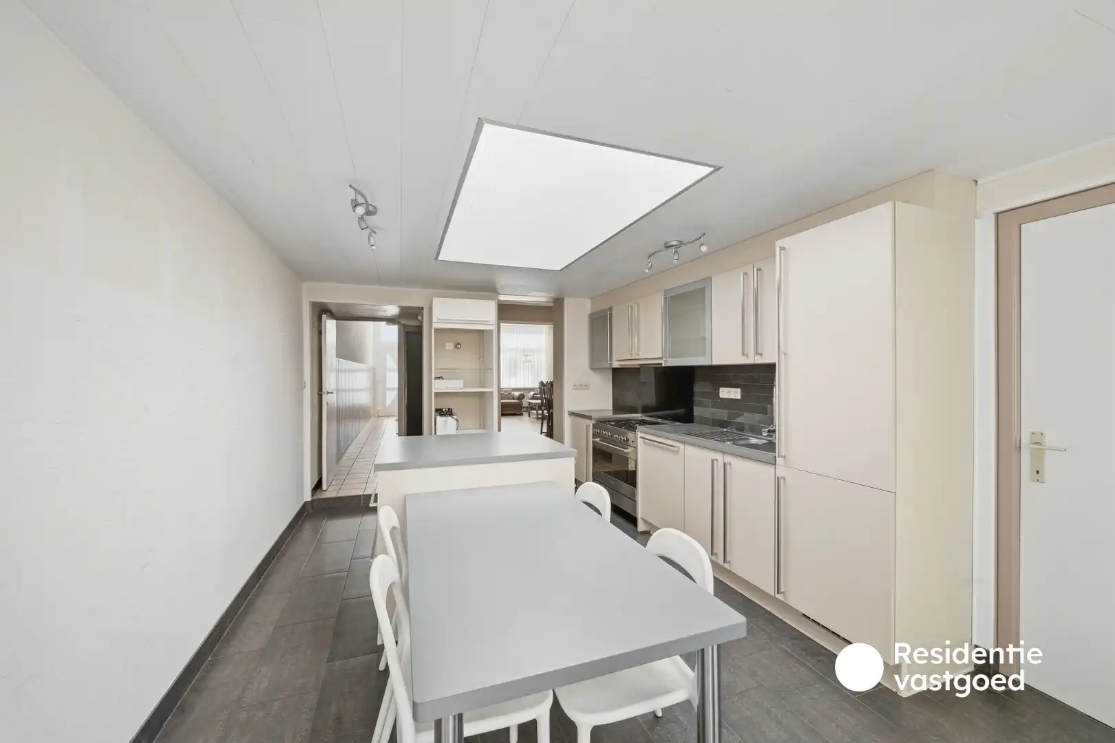 Ruime gezinswoning met 4 slaapkamers, tuin en zonnepanelen in Zandvoorde foto 11