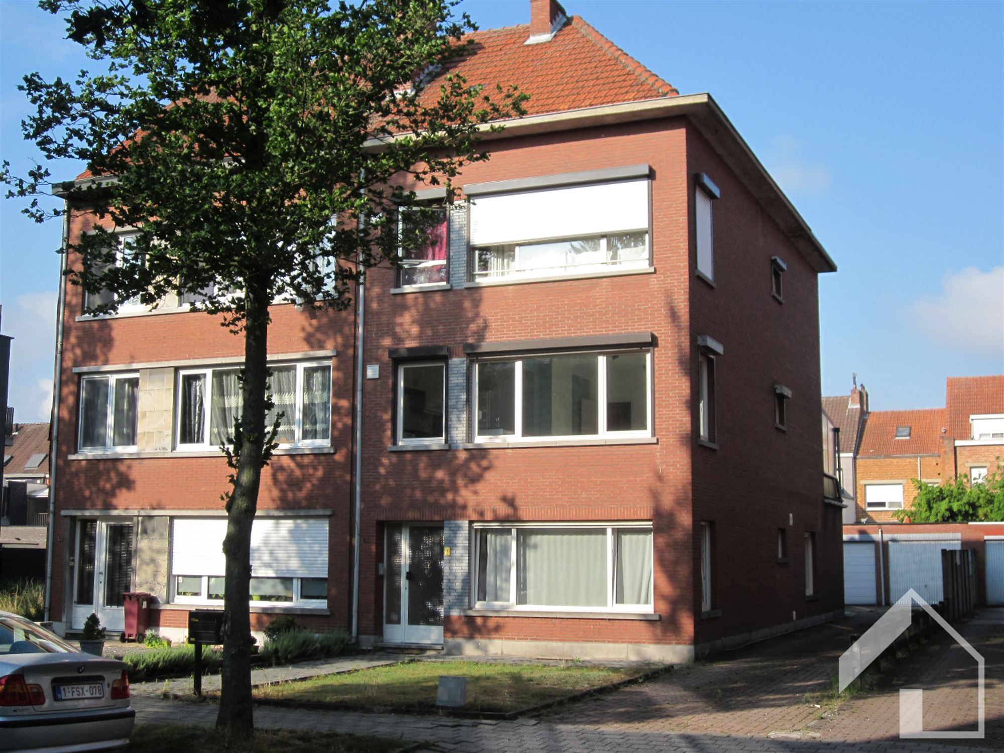APPARTEMENT MET 2 SLAAPKAMERS EN GARAGE foto {{pictureIndex}}
