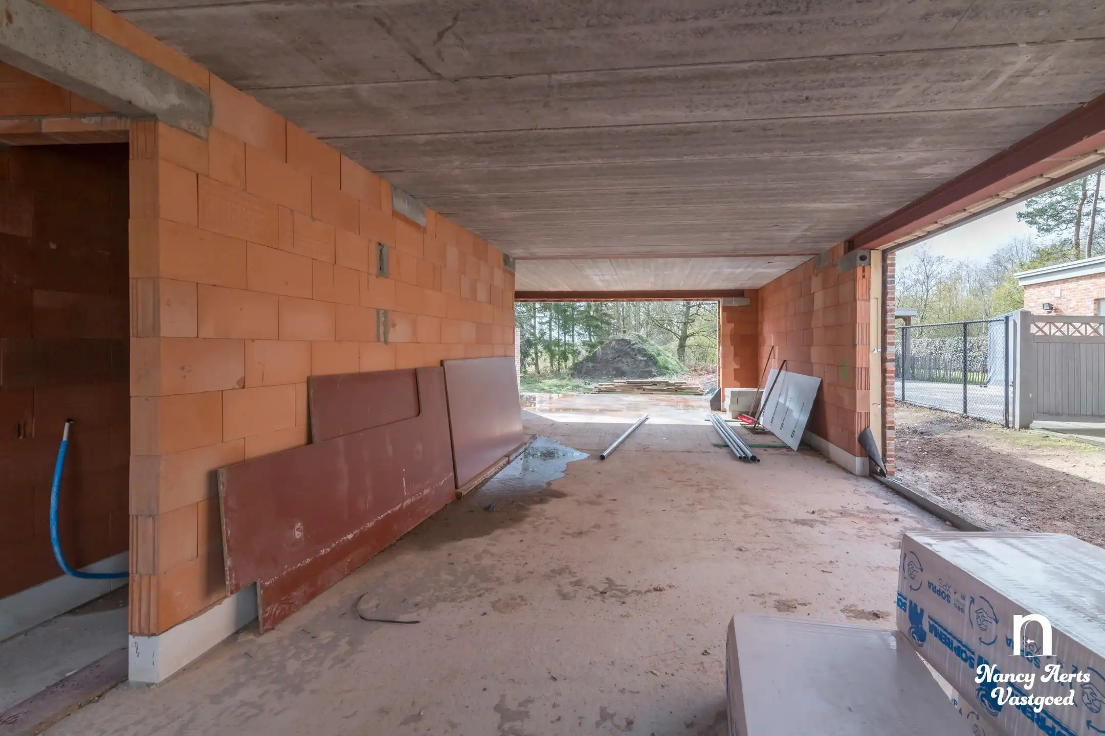 Ruime halfopen woning in opbouw met terras in rustige straat foto 4