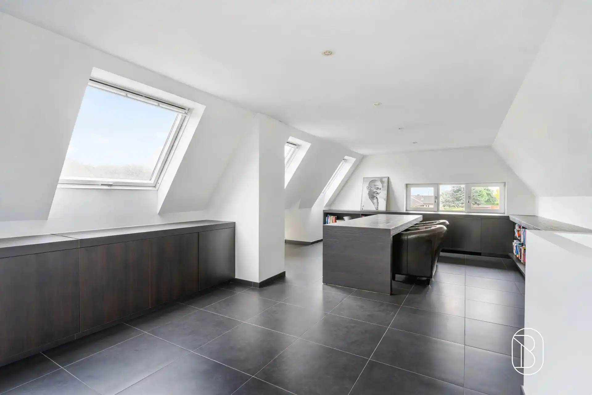 Commercieel gelegen kantoor/praktijk + woonst met atelier foto 24