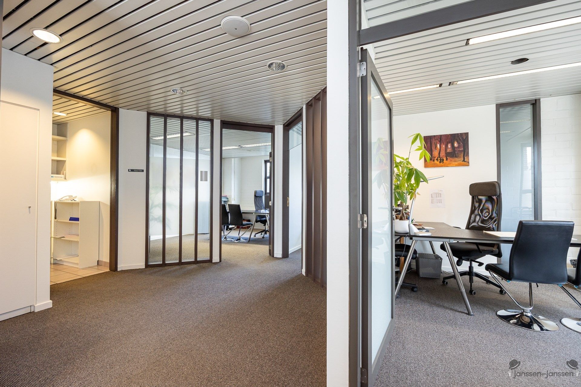 Centraal gelegen handelspand met ruime parking foto 5