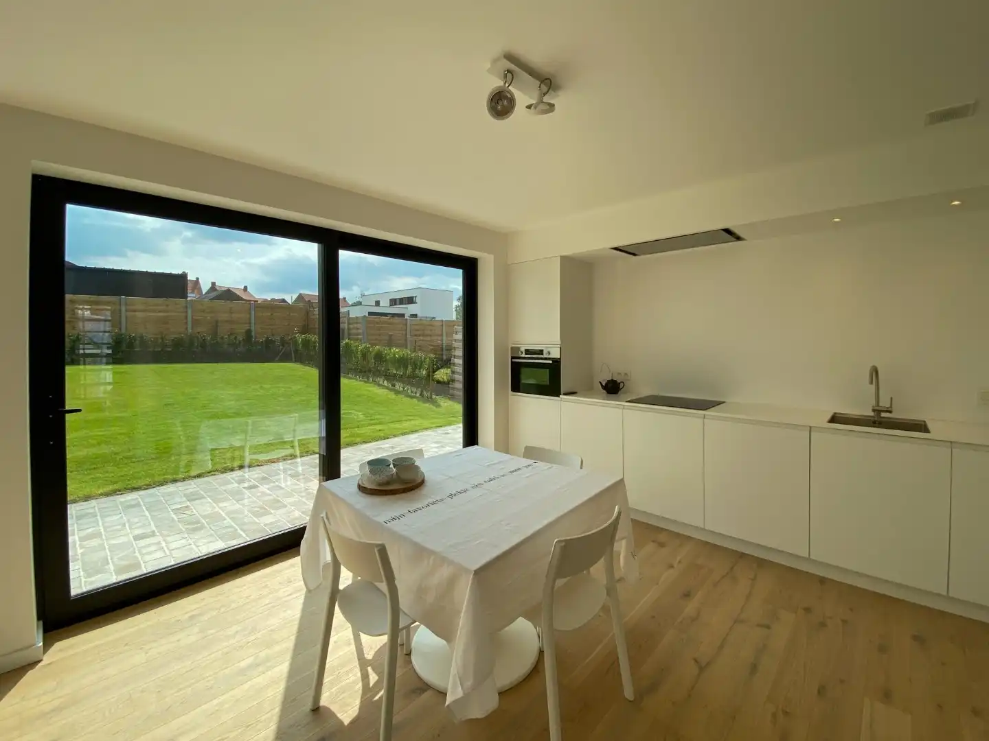 Recente woning met 3 slaapkamers, ruime oprit en tuin foto 8