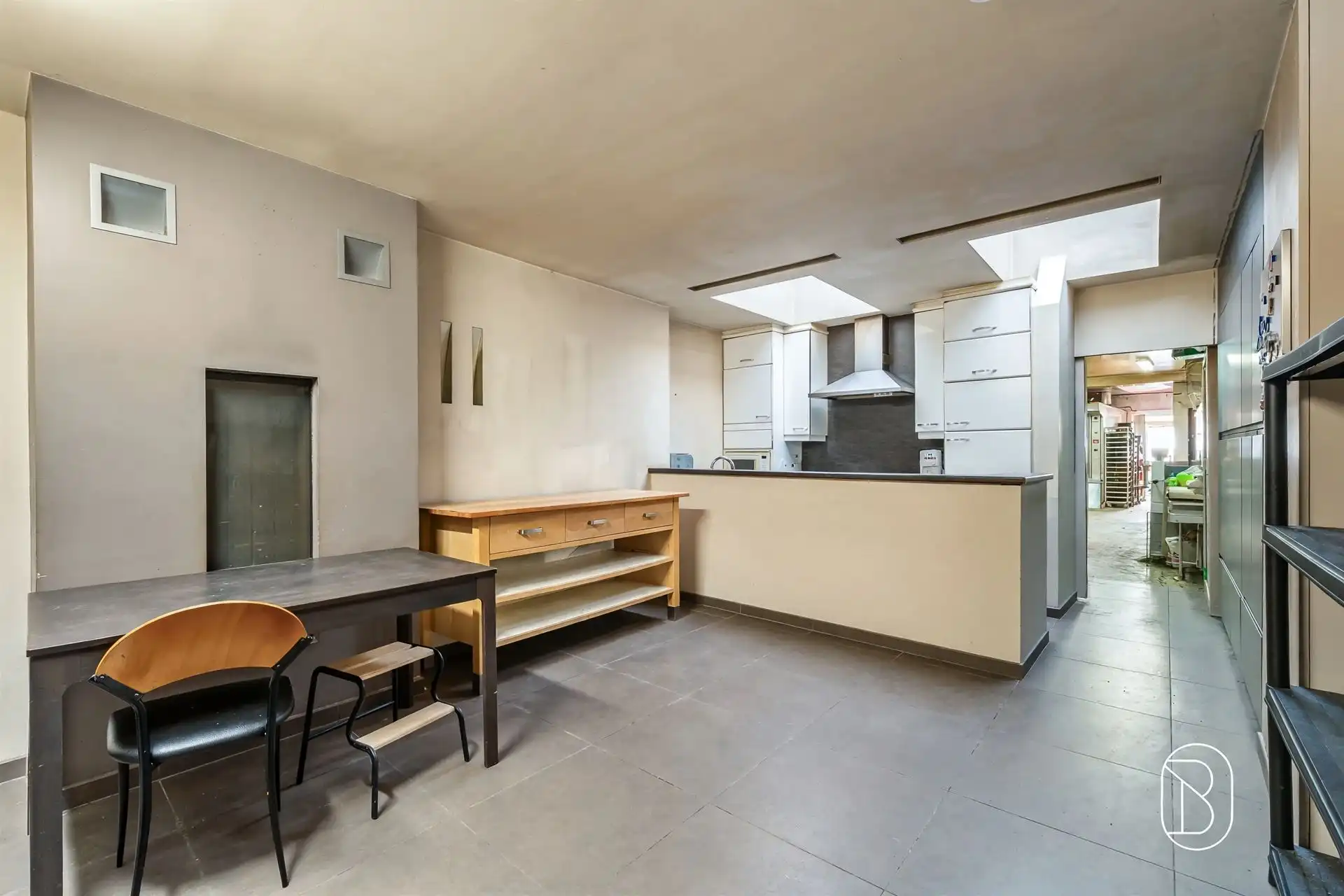 Handelspand met ruime woonst, tuin en garage foto 12