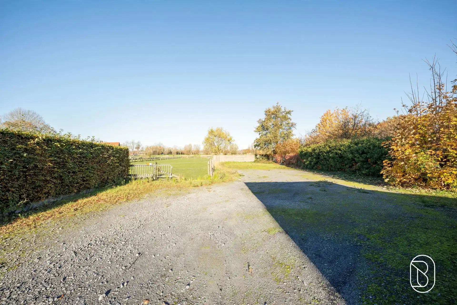 Handelspand met woonst en ruime parking foto 23