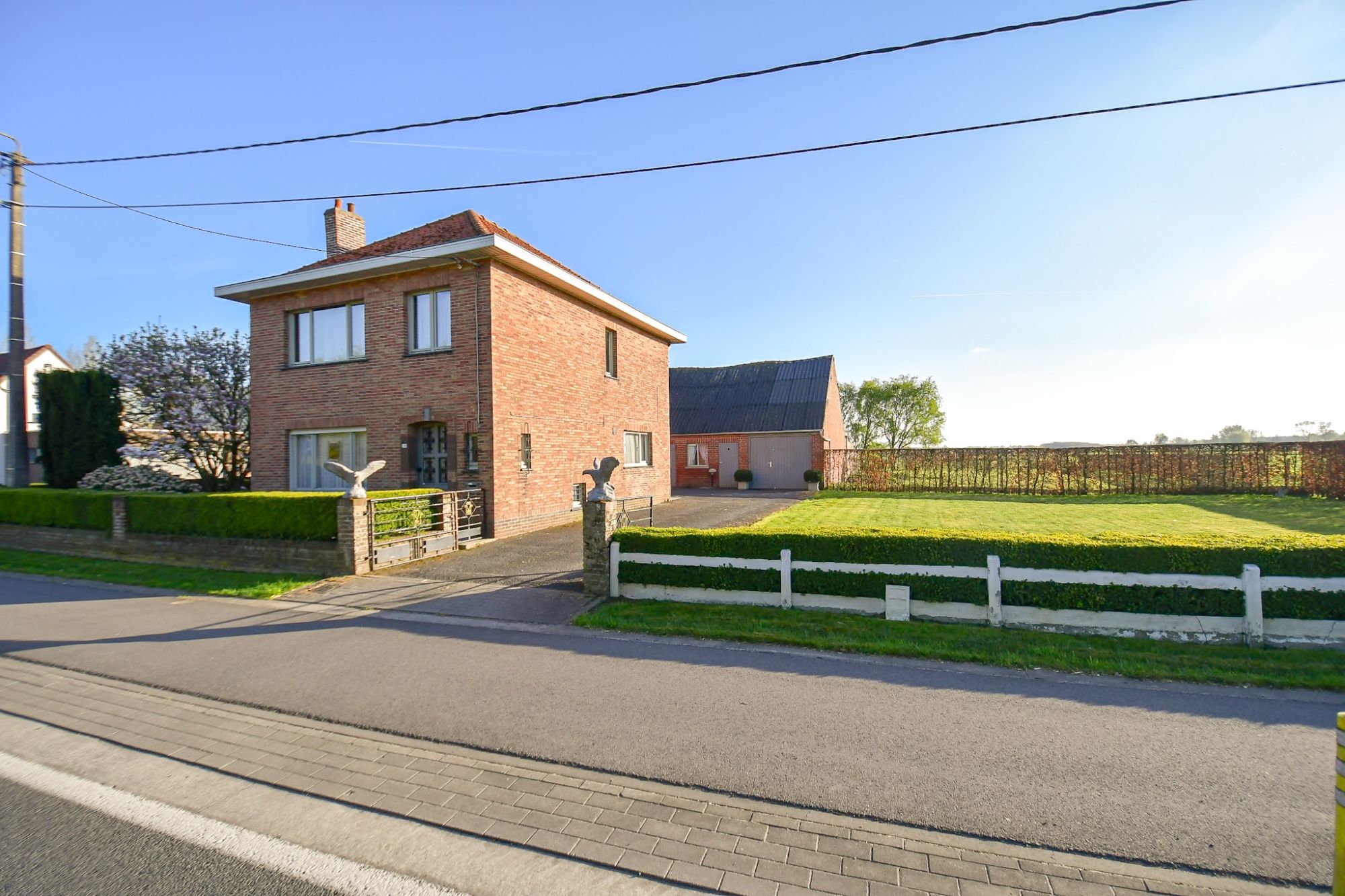 Hoofdfoto van de publicatie: LANDELIJK GELEGEN WONING met LOODS & WEILAND op  3173 m²