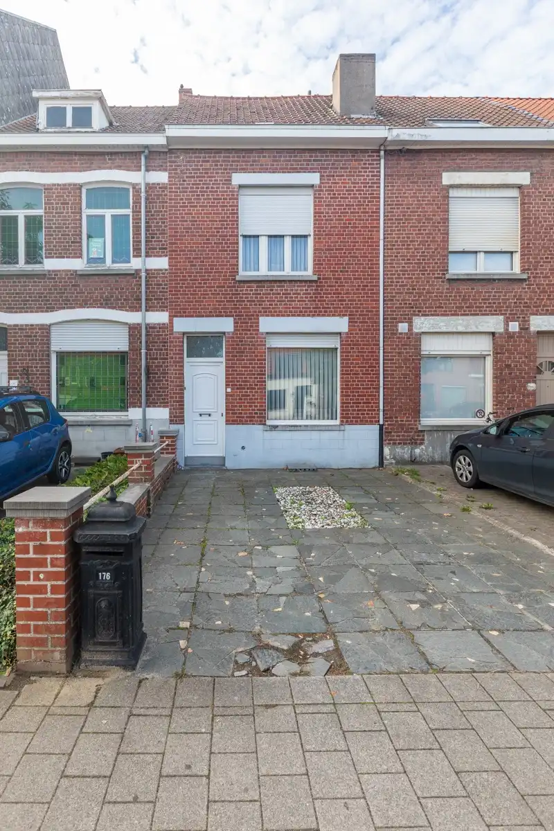 Te renoveren, centraal gelegen woning met 2 slaapkamers (4 mogelijk), tuin en oprit. foto 2