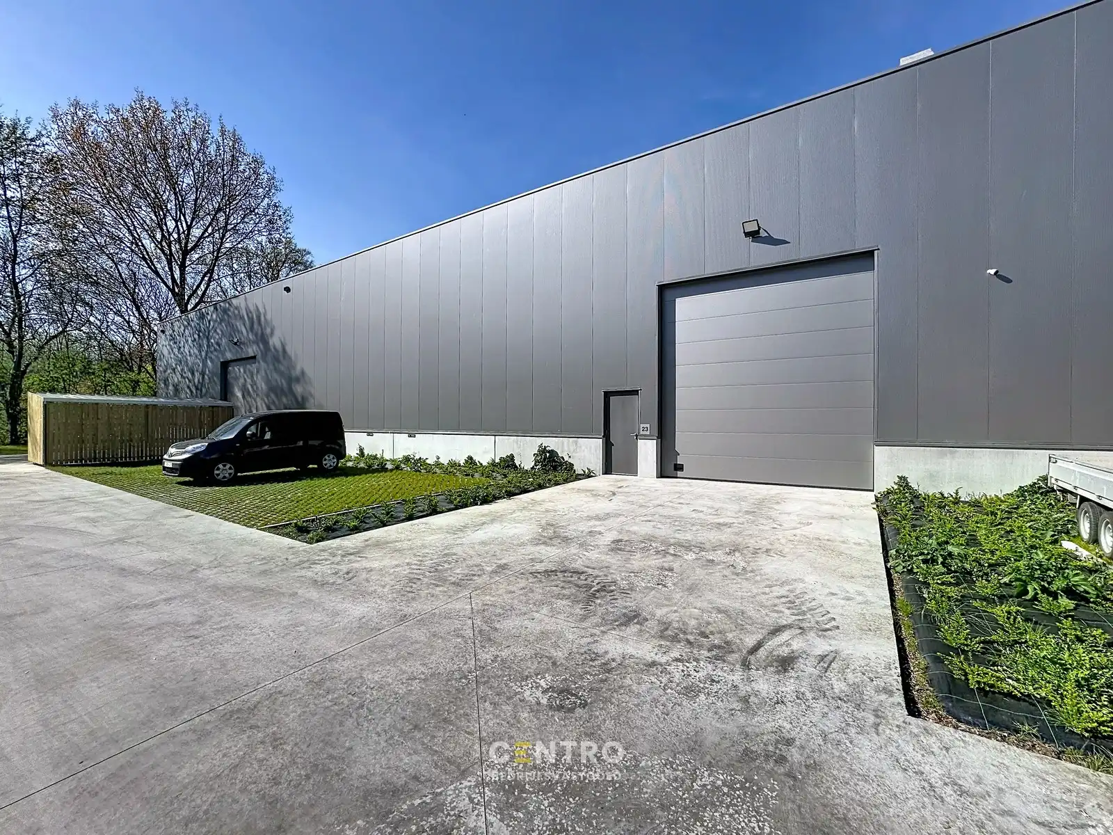 NB KMO-UNIT (411.55m²) te koop met 2 private parkeerplaatsen voor de deur, elektrische sectionaalpoort en sanitair blok op industriezone "Herdersbrug" te 8000 Brugge foto 2