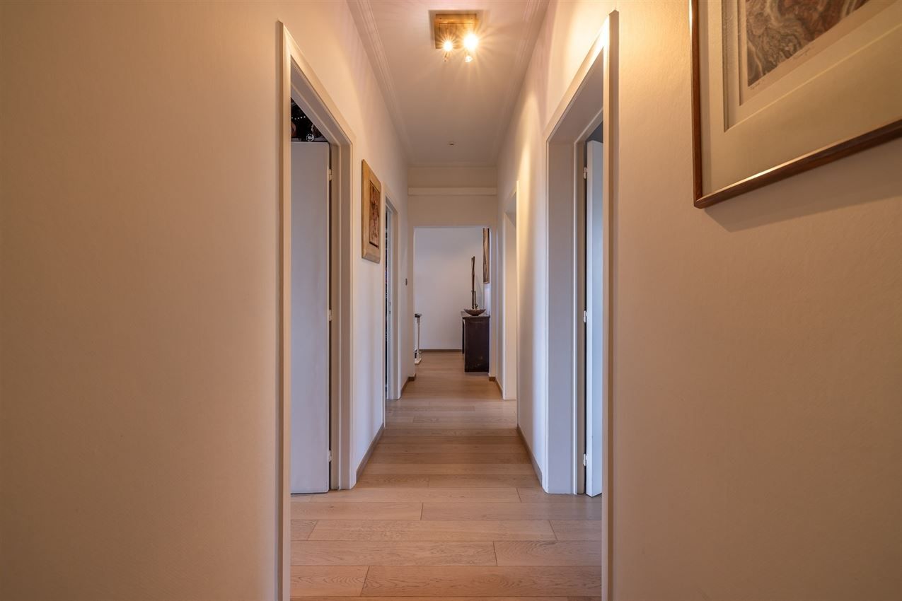 Bauhaus stijl '60, panoramisch zicht op Basiliek foto 17