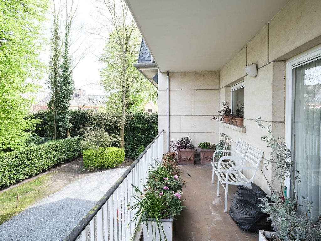Ruim en stijlvol 4 slpk-appartement (bew.opp. 274 m2) met terras, gelegen op de eerste verdieping van de standingvolle residentie ‘Trianon’ op slechts 10 minuten van 'Centrum Gent'. foto 6