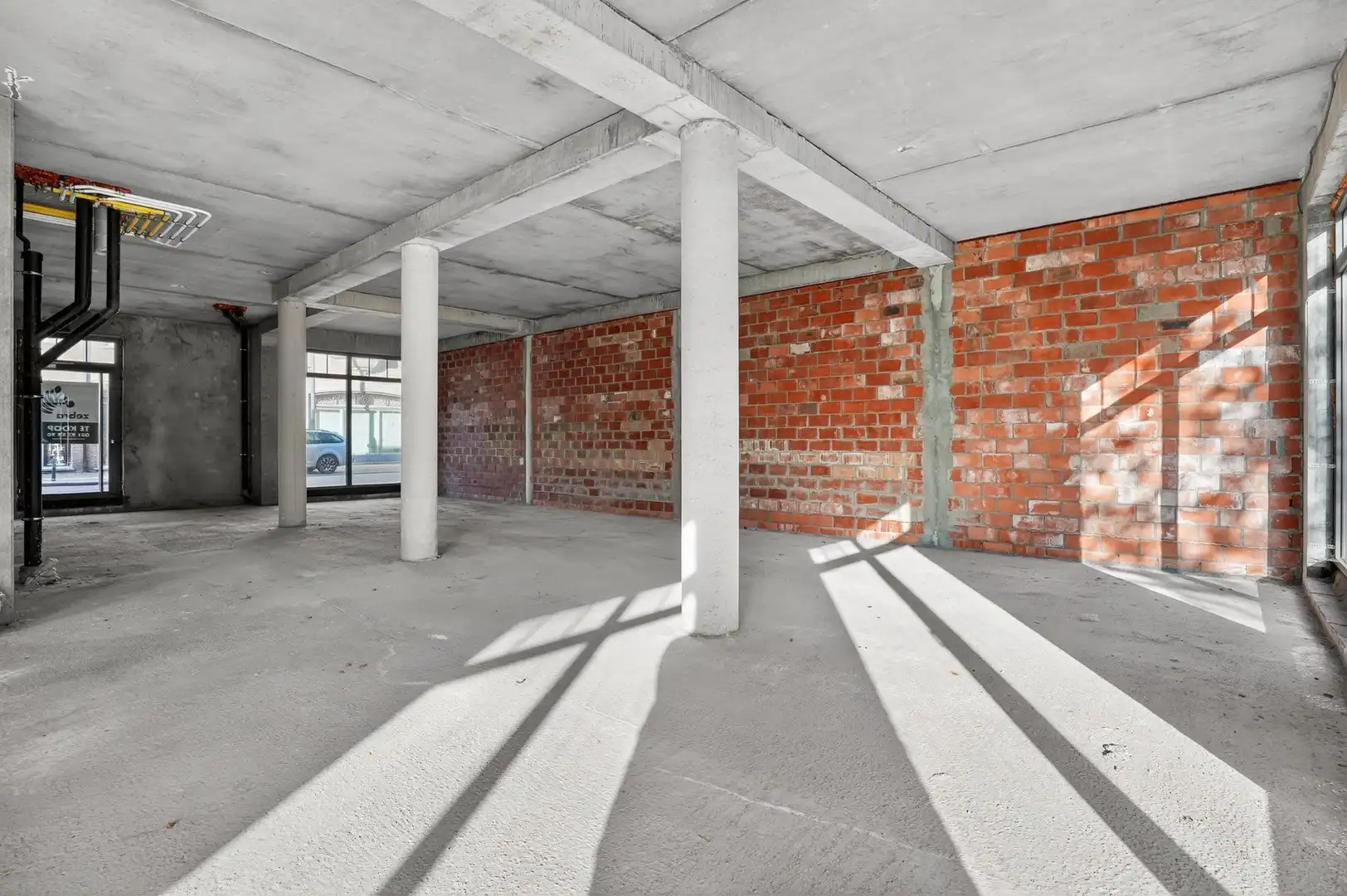 Casco handelsruimte met garage in het centrum van Oostrozebeke! foto 3