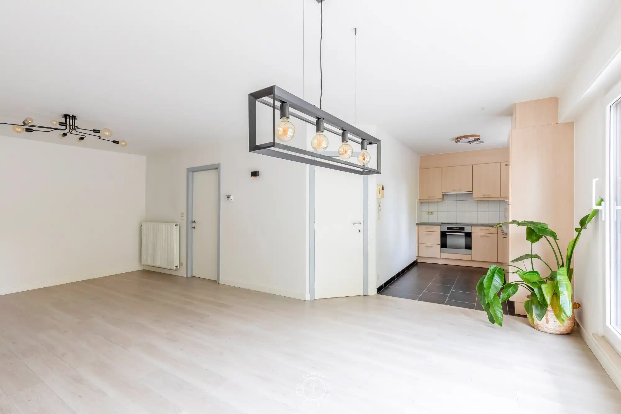 Verzorgd 2 slaapkamer appartement met ruim terras en autostaanplaats foto 2