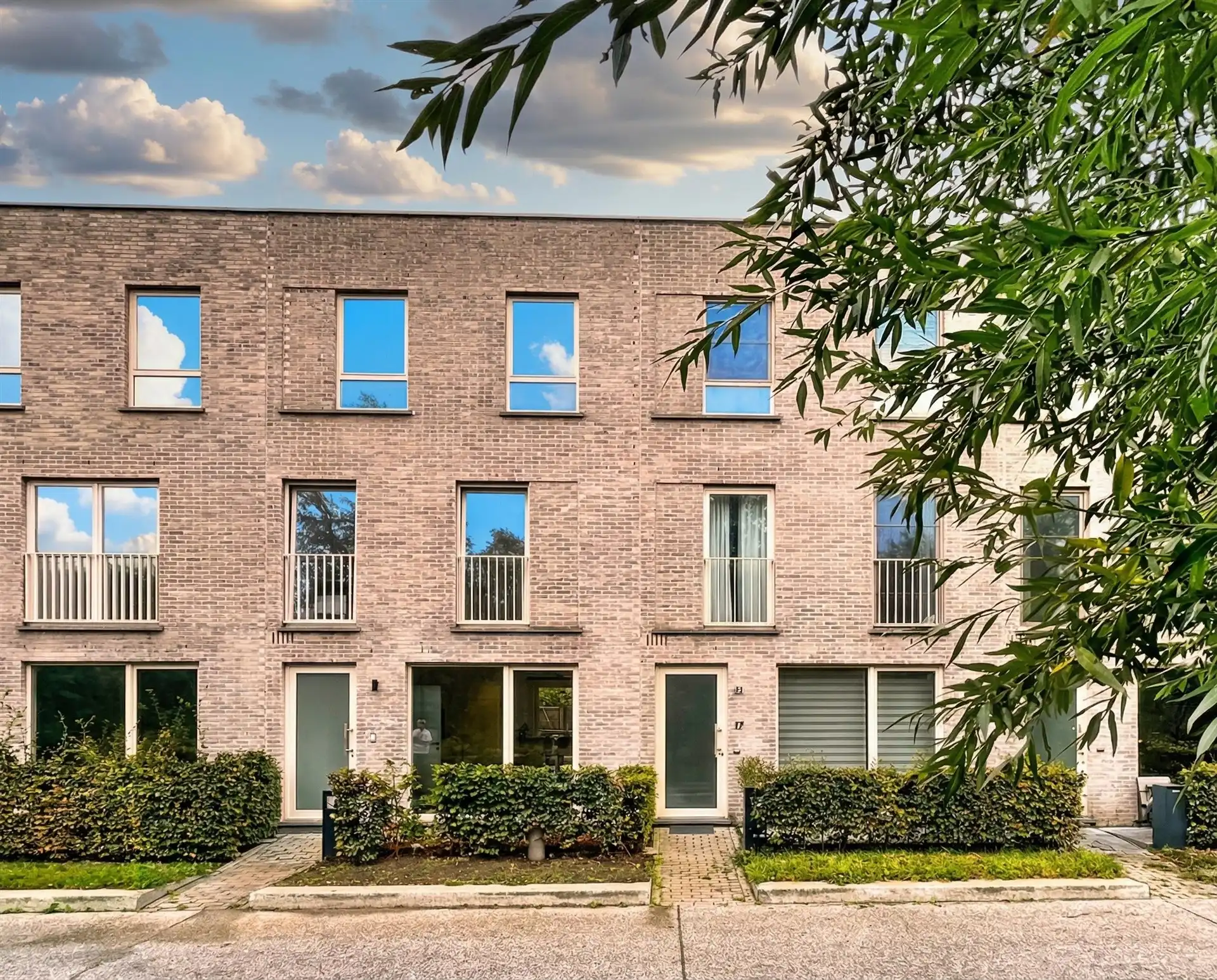 Recente woning met 4 slk en autostaanplaats op toplocatie foto {{pictureIndex}}