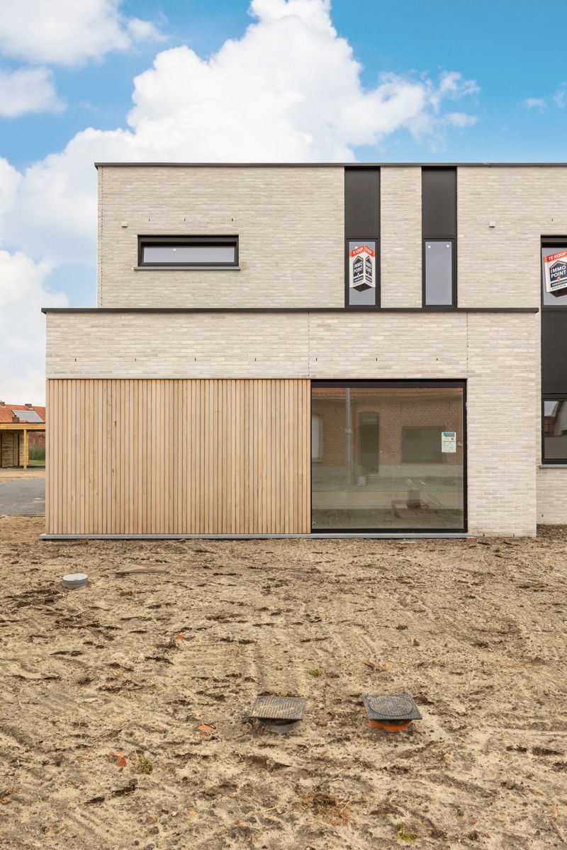Halfopen woning met 3 slaapkamers en carport/fietsenberging op perceel van ca 370 m² foto {{pictureIndex}}
